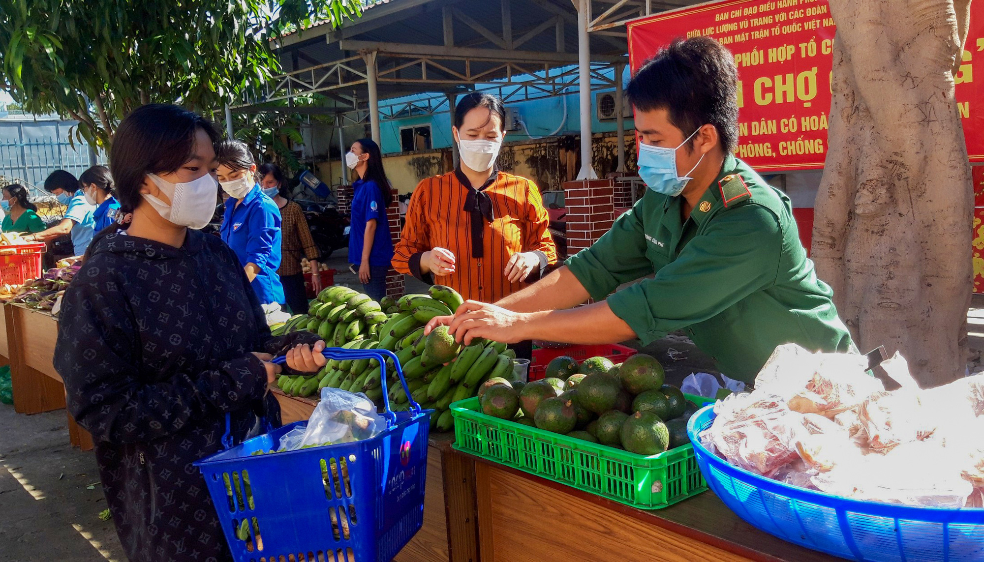 Đến lượt người dân Cần Giờ đi chợ 0 đồng - Ảnh 4.