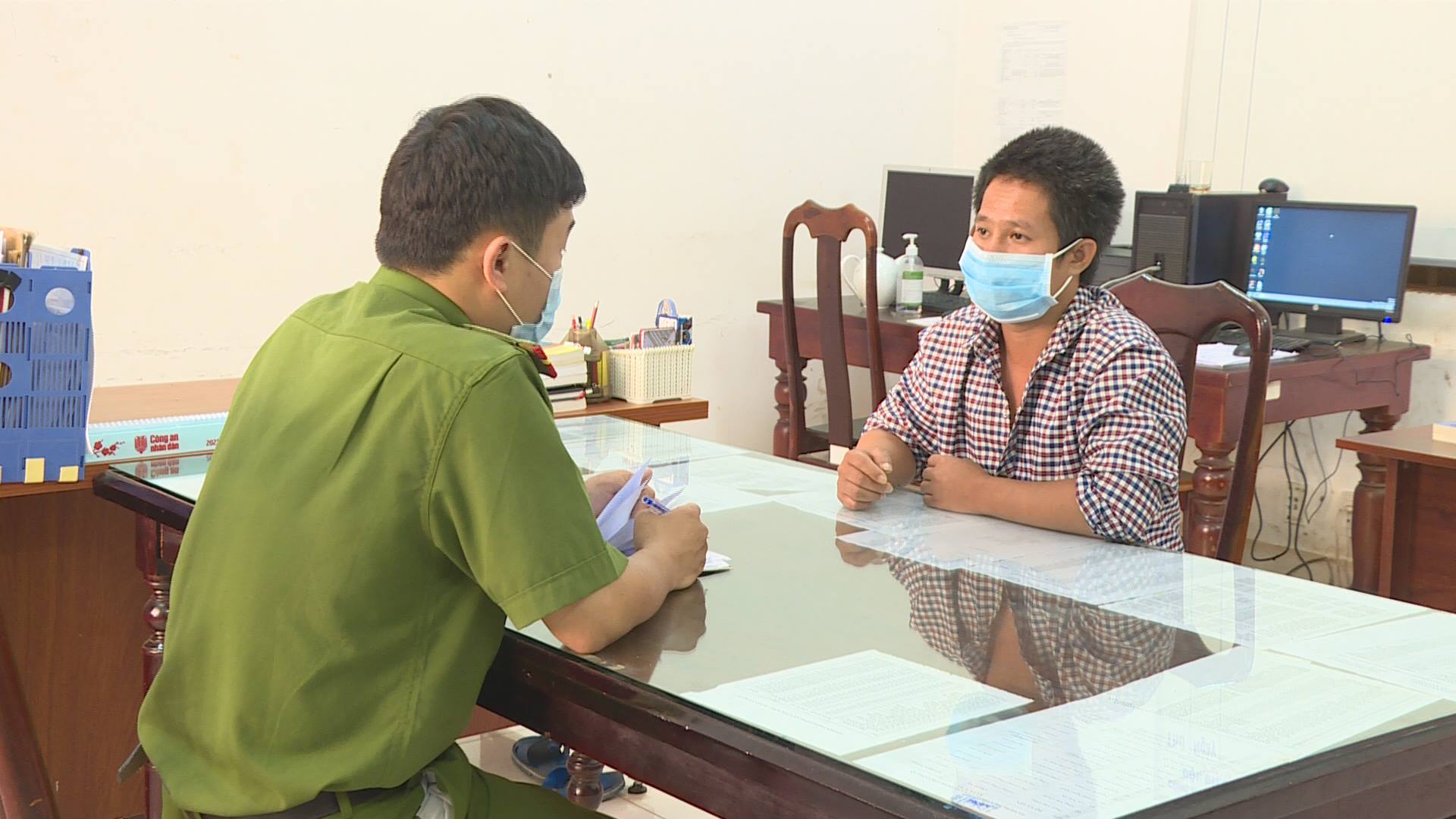 Đề nghị truy tố kẻ xúc phạm Quốc kỳ - Ảnh 1.