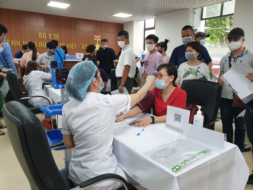 Đẩy nhanh tiến độ tiêm vắc-xin Covid-19 - Ảnh 1.