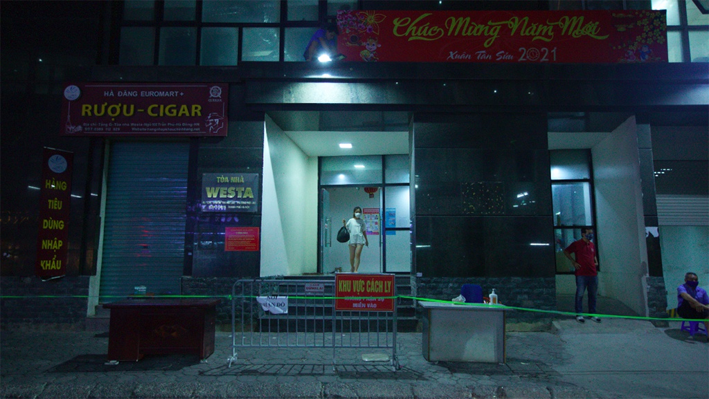 Cận cảnh phong toả chung cư 1.200 dân nhưng có đến 100 F1
