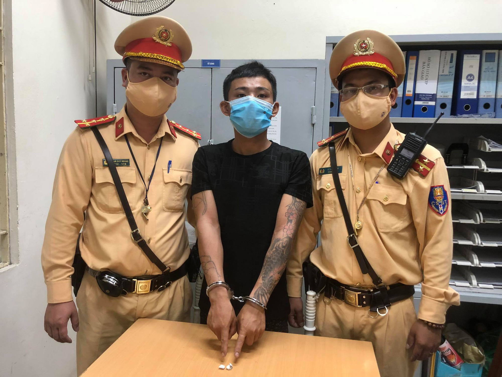 Thanh niên chở thẳng "con nghiện" cùng 2 gói ma tuý vào chốt CSGT tố giác