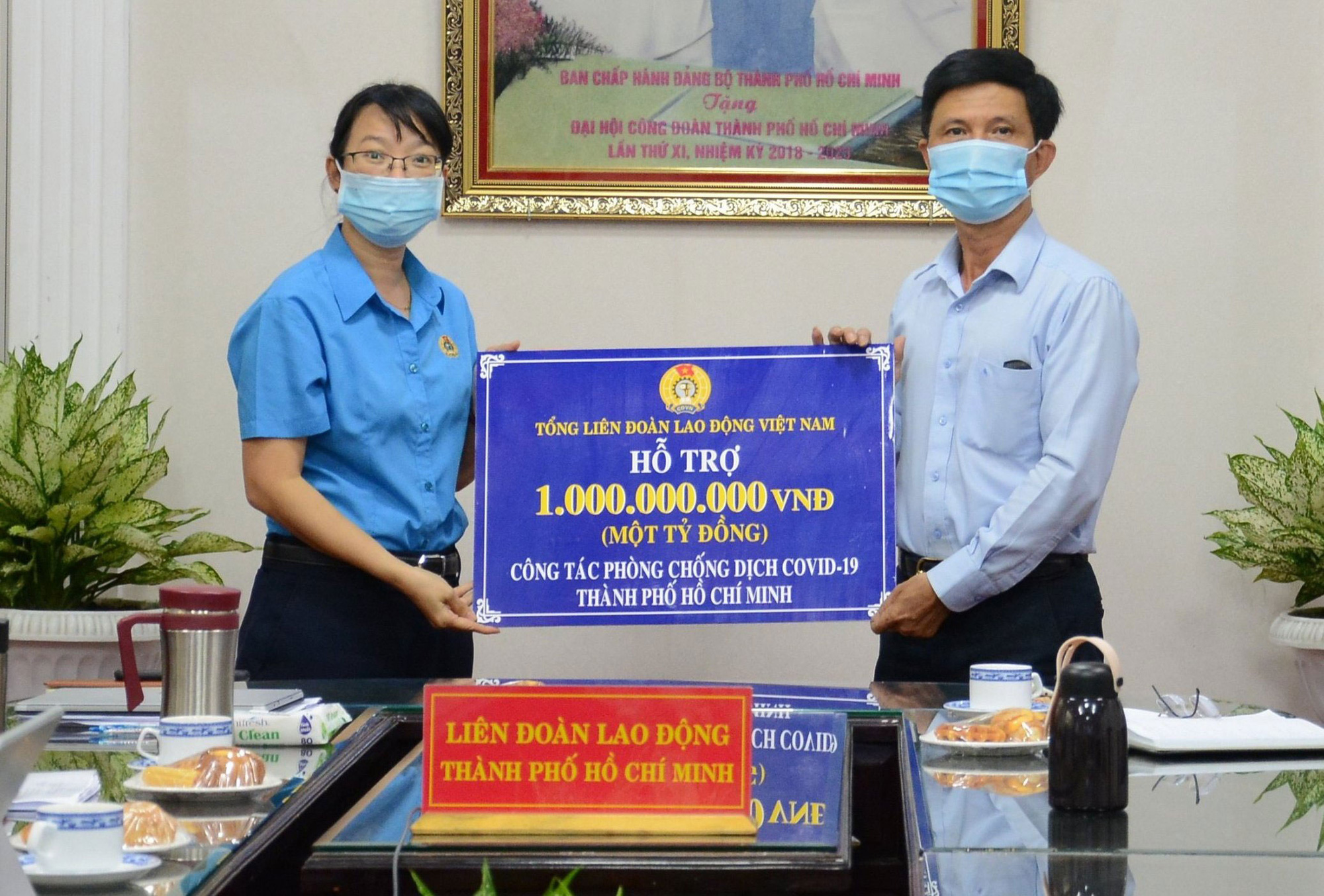 Tổng LĐLĐ Việt Nam hỗ trợ TP HCM 1 tỉ đồng ph&ograve;ng chống dịch Covid-19 - Ảnh 1.