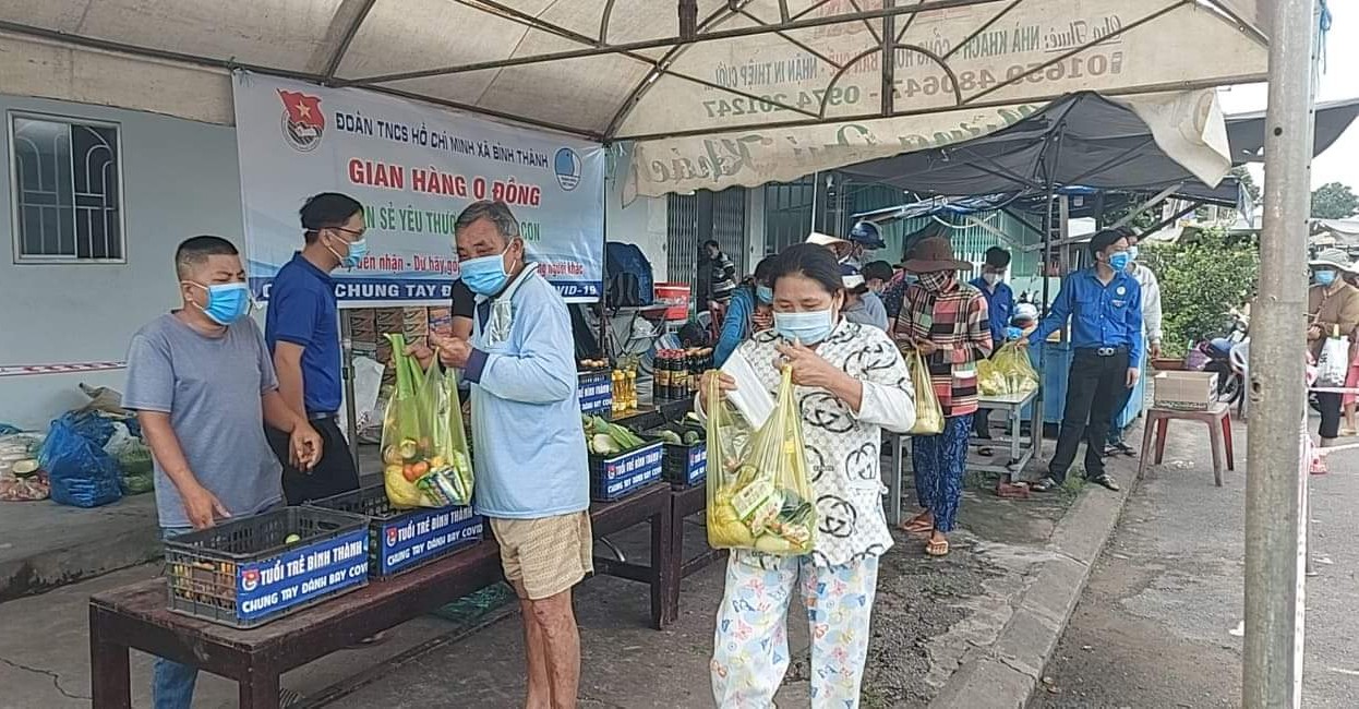 Chùm ảnh: Ấm lòng những gian hàng 0 đồng ở Đồng Tháp và Long An