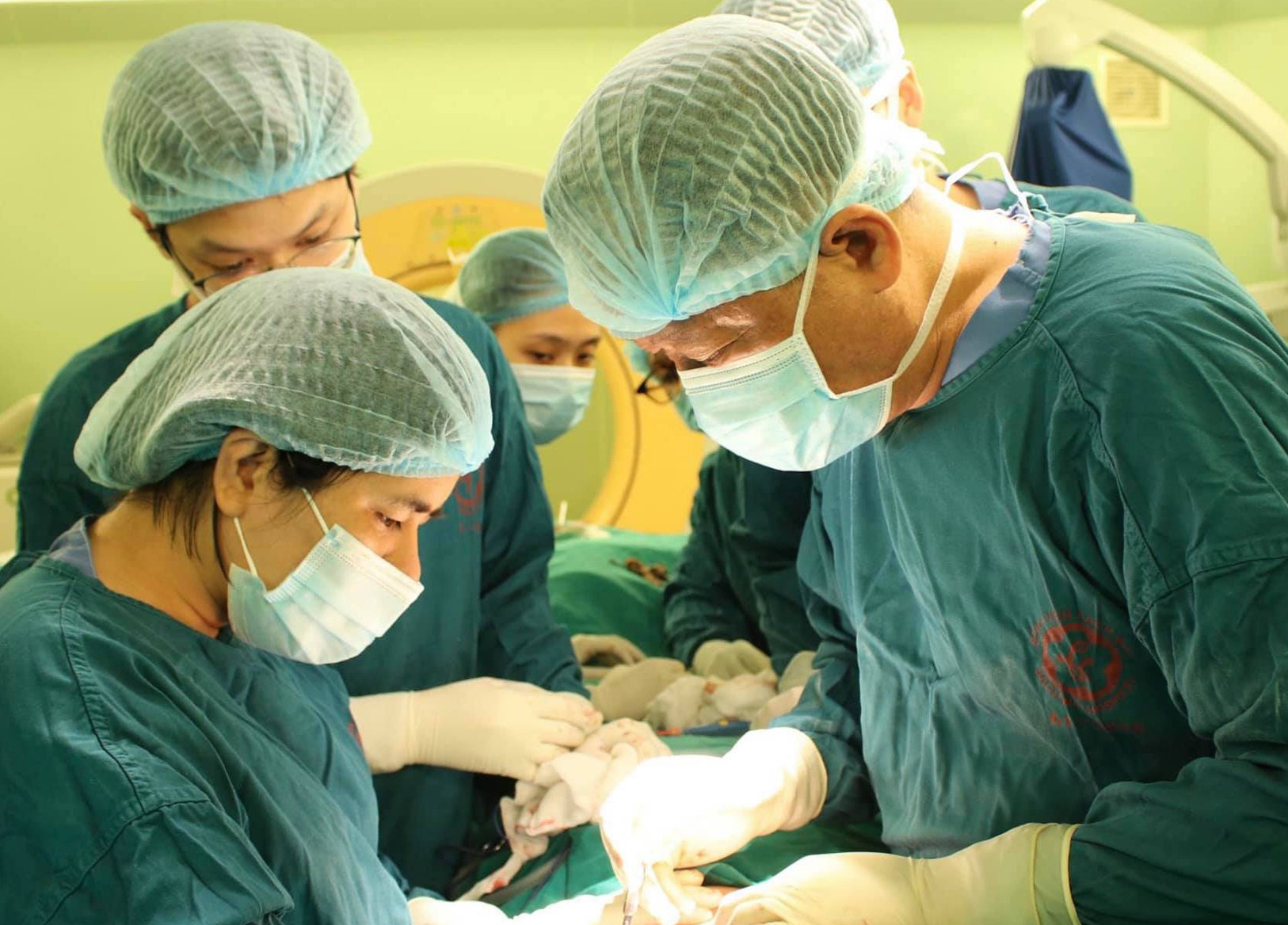 Cô gái 24 tuổi bị nhiễm trùng vùng mặt nghiêm trọng sau 3 năm tiêm filler