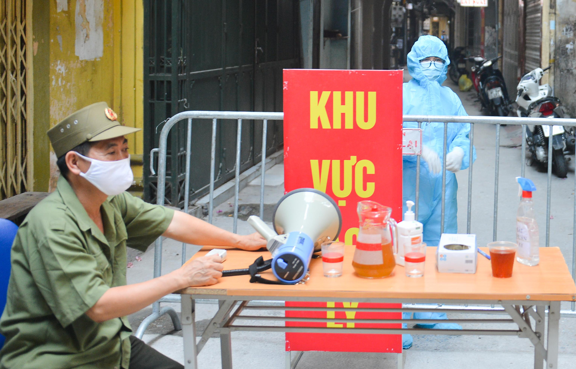 CLIP: Phong toả con ng&otilde;, đưa ca bệnh từ F1 chuyển sang F0 đi c&aacute;ch ly - Ảnh 3.