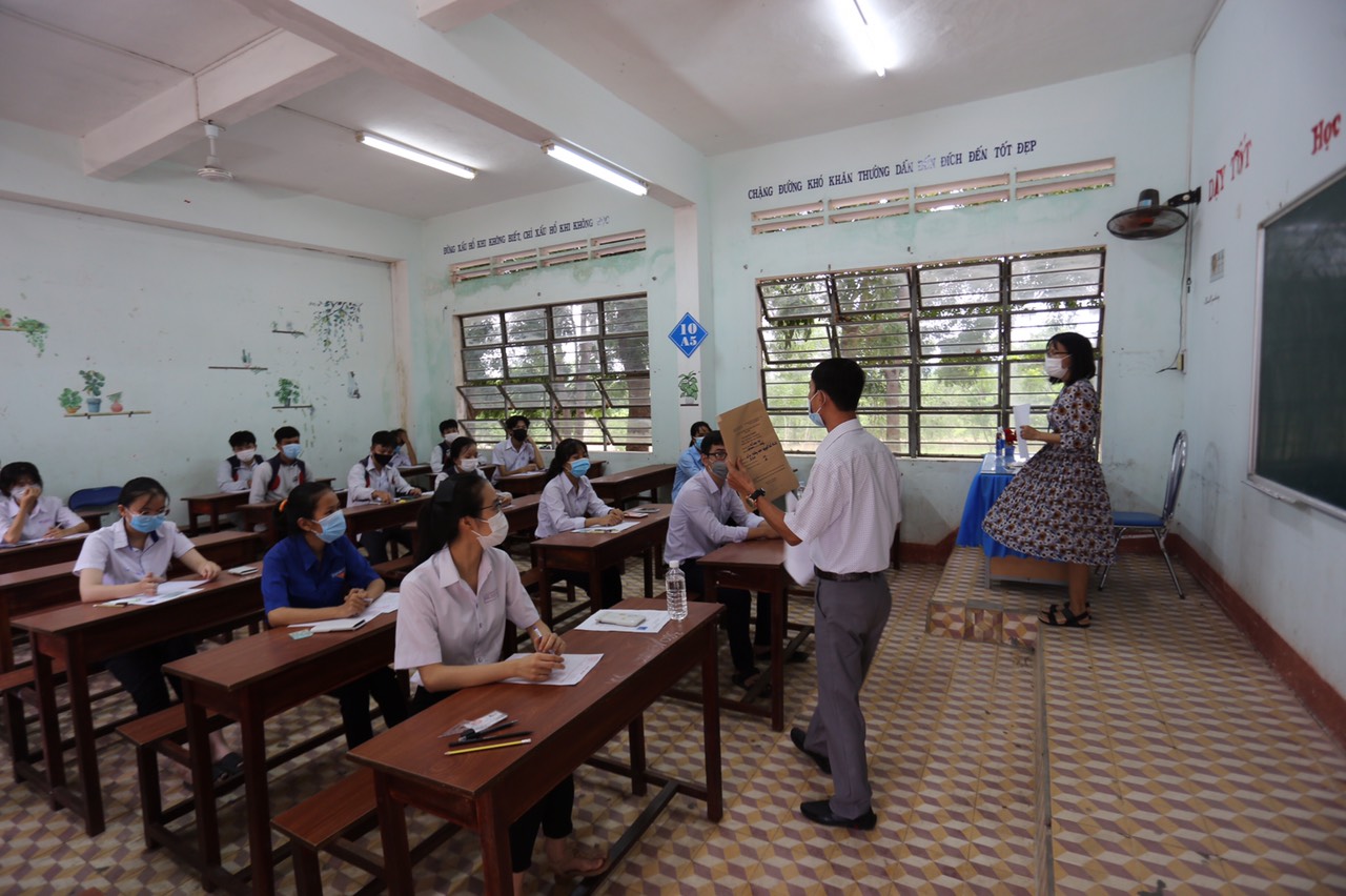 Th&ecirc;m 1 gi&aacute;o vi&ecirc;n dương t&iacute;nh SARS-CoV-2 sau khi coi thi tốt nghiệp THPT, Gia Lai phong tỏa 2 khu d&acirc;n cư - Ảnh 1.