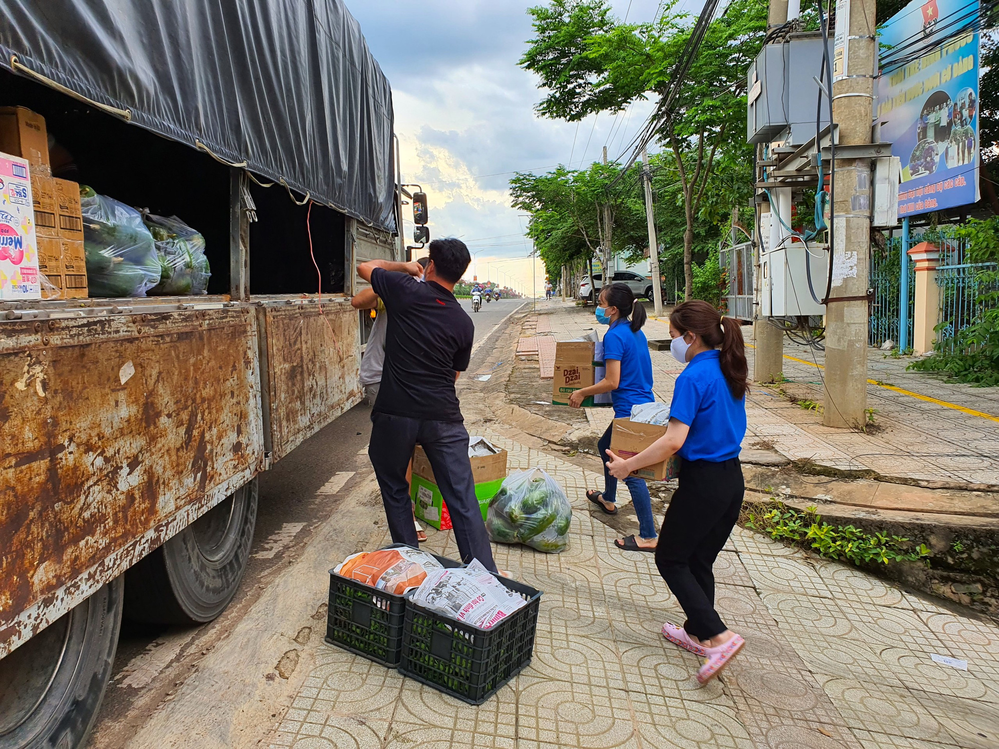 “Chuyến xe nghĩa tình” từ tỉnh biên giới “trợ lực” tuyến đầu chống dịch ở Sài Gòn - Ảnh 1.