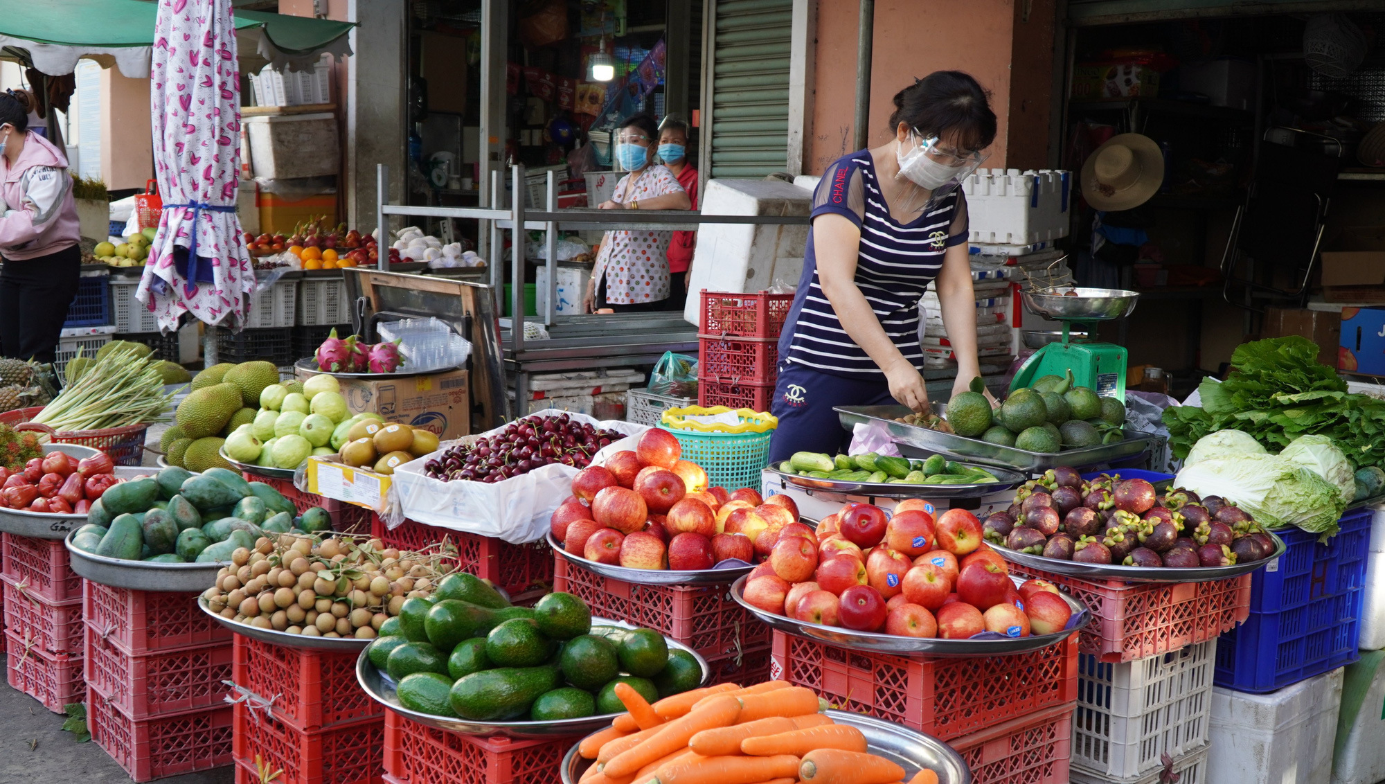 Chợ mở cửa trở lại, bà con và tiểu thương mừng lắm! - Ảnh 6.
