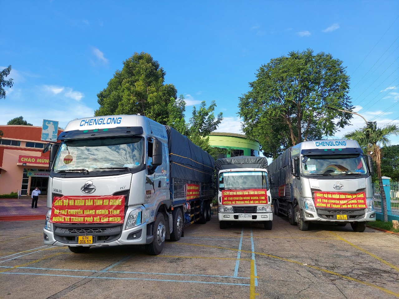 An Giang gửi tặng 80 tấn gạo, rau củ và 10.000 lon cá hộp cho người dân TP HCM - Ảnh 2.