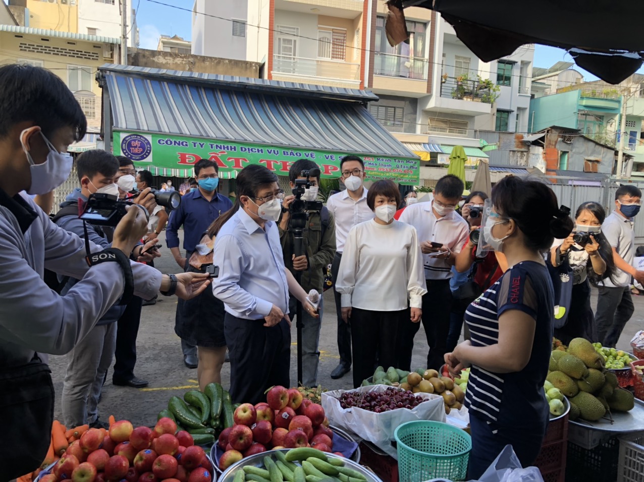 Chợ mở cửa trở lại, bà con và tiểu thương mừng lắm!