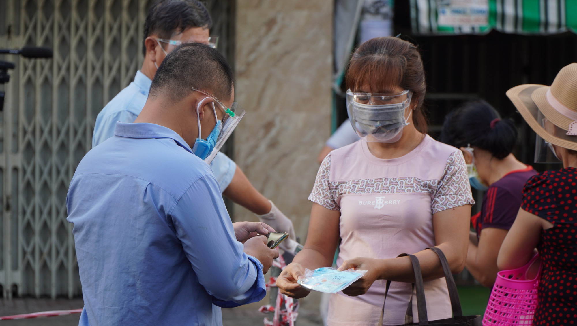 Người dân TP HCM có thể được phát thẻ đi chợ cách 2-3 ngày/lần