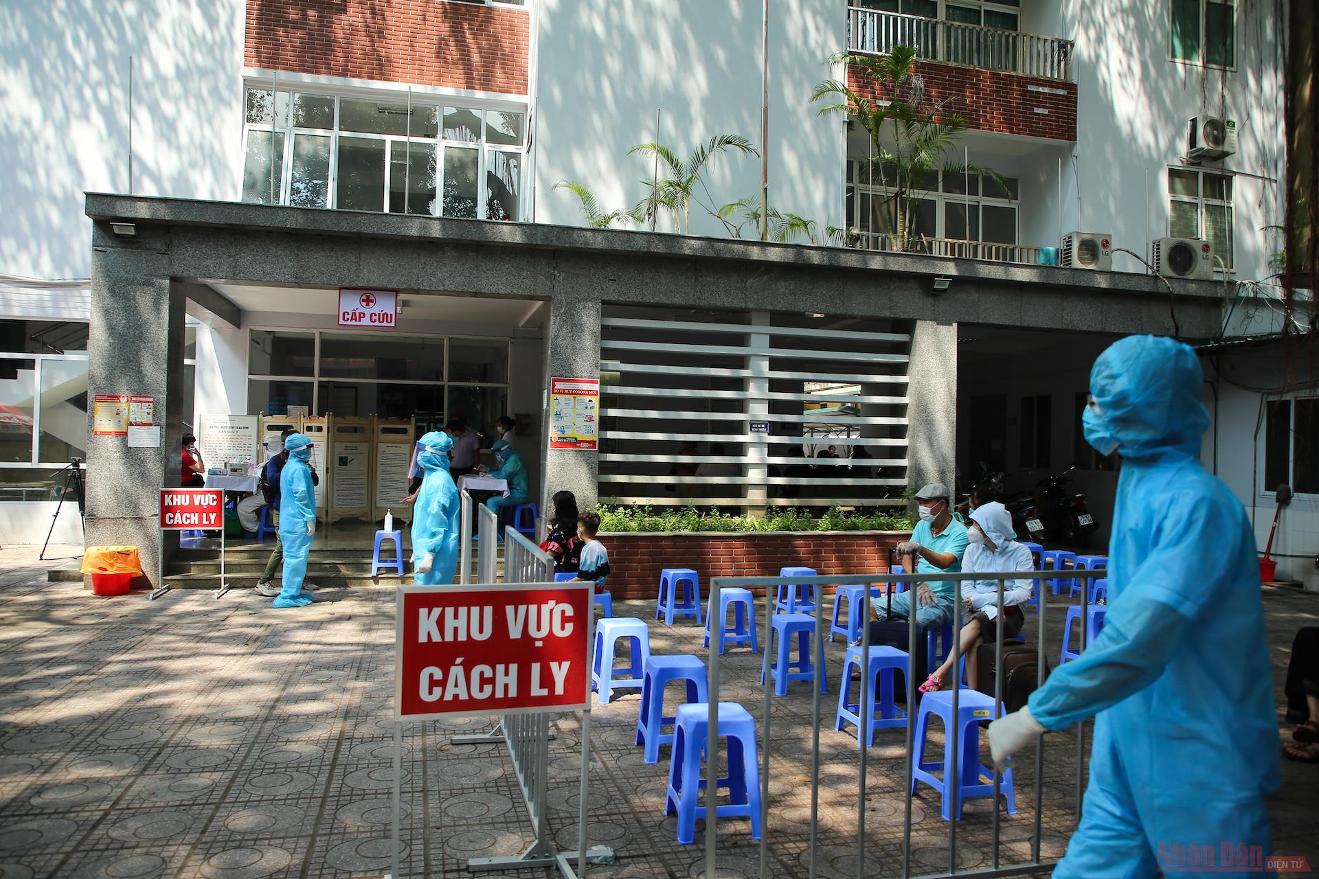 H&agrave; Nội: R&agrave; so&aacute;t khẩn, x&eacute;t nghiệm Covid-19 cho người d&acirc;n c&oacute; ho, sốt từ 10-7 - Ảnh 1.