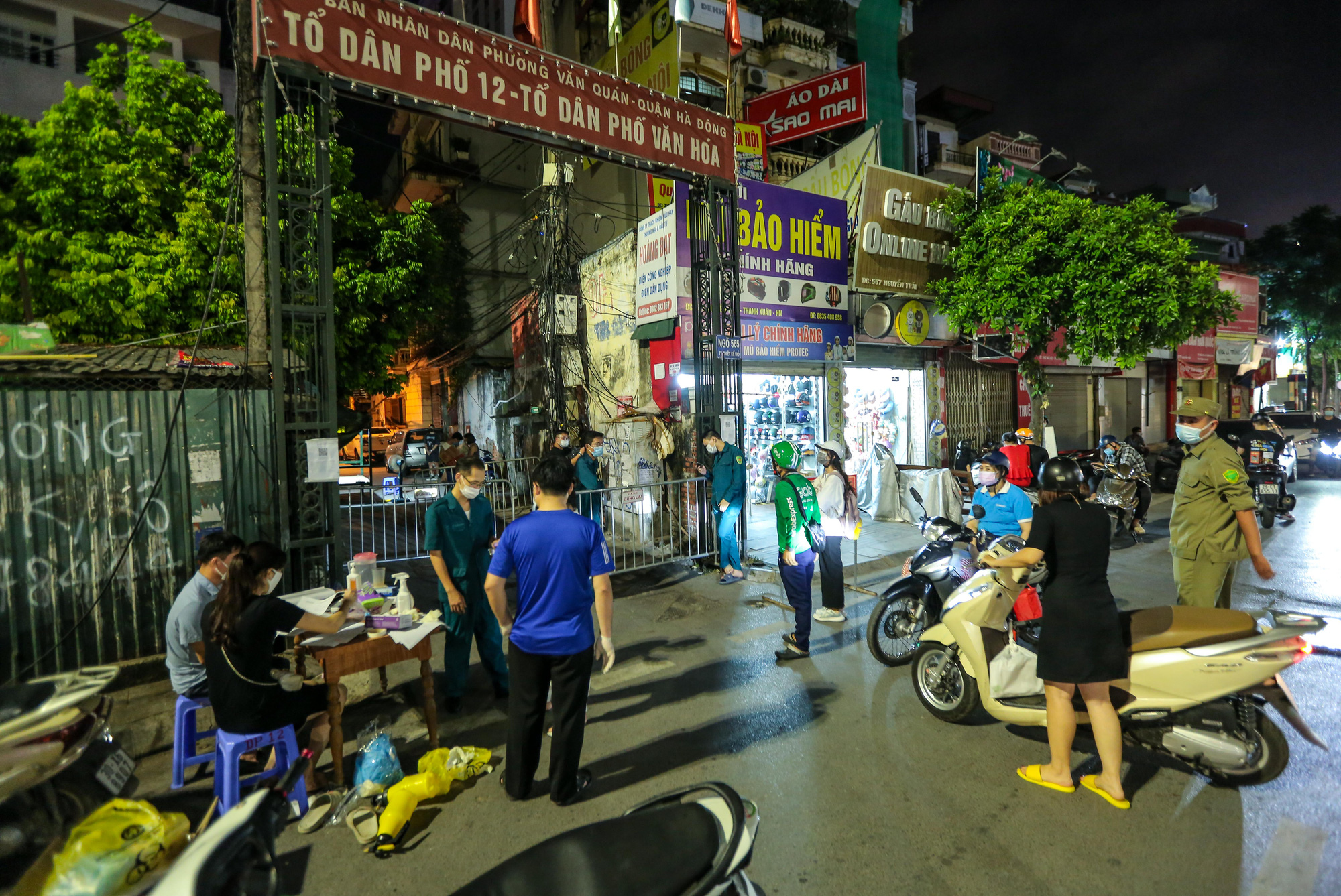 CLIP: Phong toả, lấy mẫu x&eacute;t nghiệm Covid-19 trong con ng&otilde; c&oacute; ca F1 th&agrave;nh F0 - Ảnh 4.