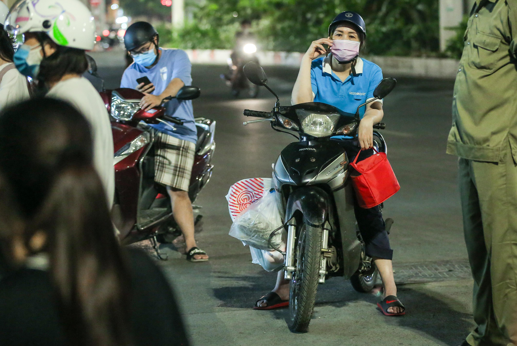 CLIP: Phong toả, lấy mẫu x&eacute;t nghiệm Covid-19 trong con ng&otilde; c&oacute; ca F1 th&agrave;nh F0 - Ảnh 11.