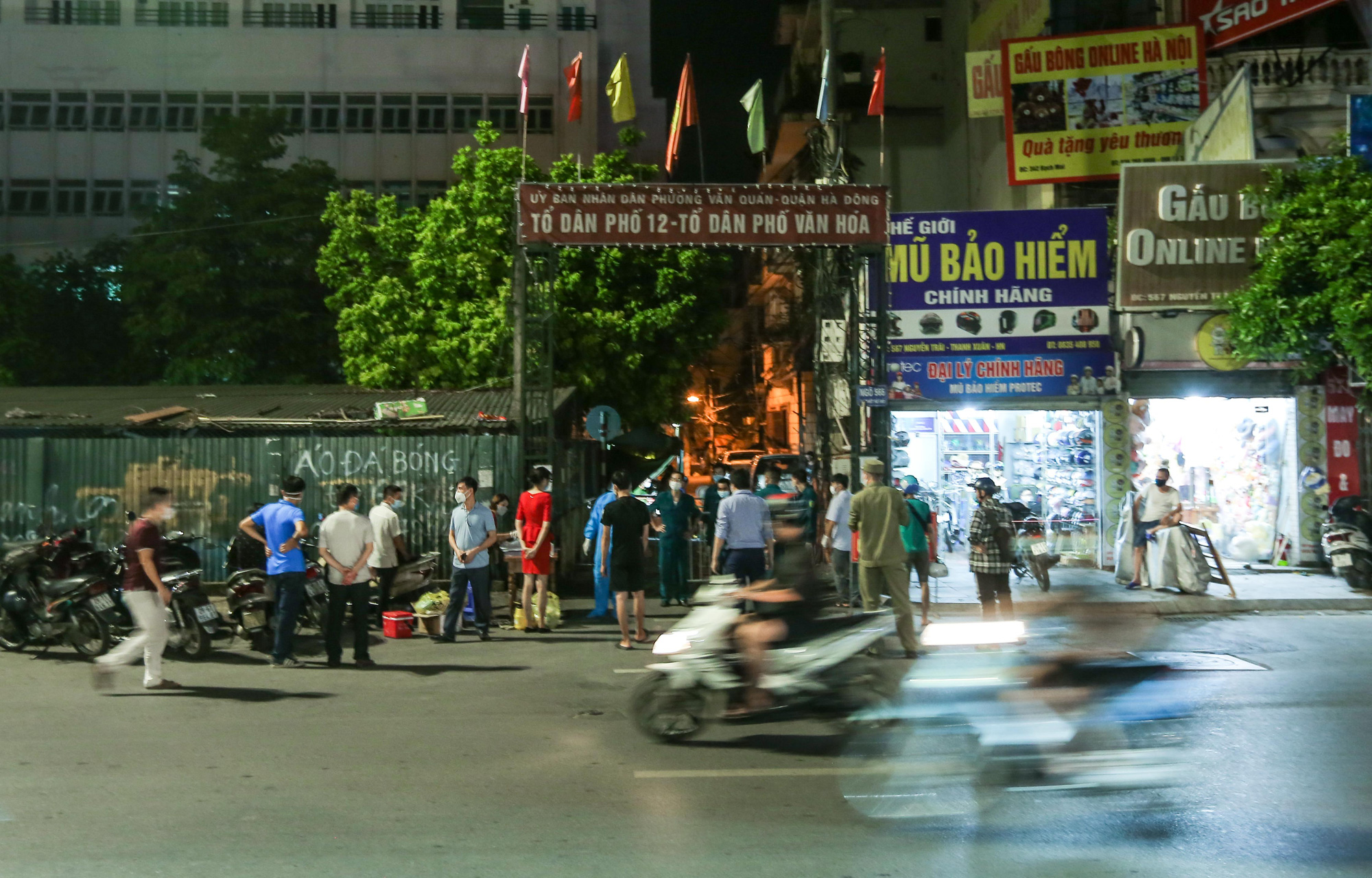 CLIP: Phong toả, lấy mẫu x&eacute;t nghiệm Covid-19 trong con ng&otilde; c&oacute; ca F1 th&agrave;nh F0 - Ảnh 2.