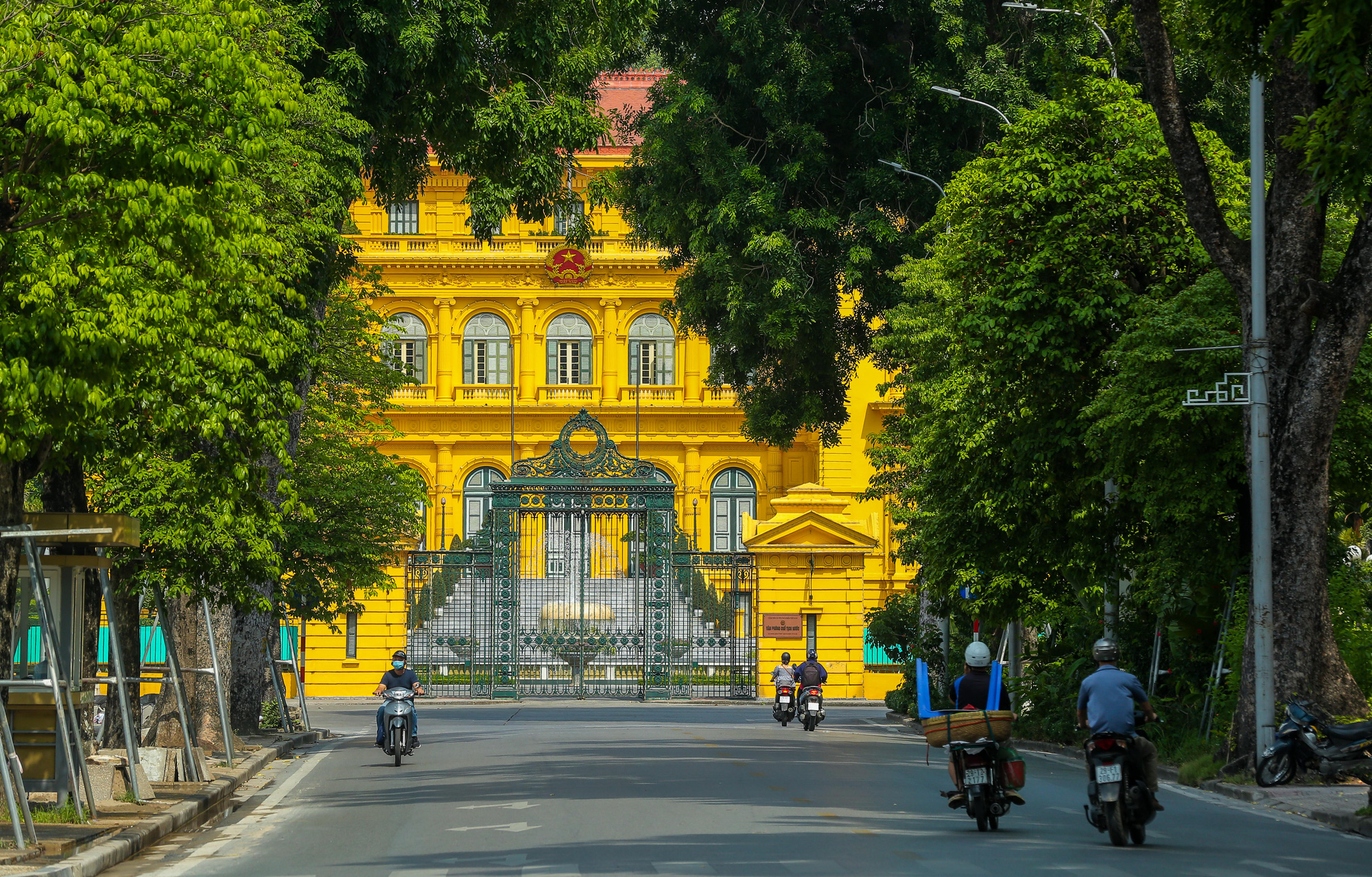 Hà Nội như thế nào sau khi có công điện khẩn hạn chế người dân ra đường? - Ảnh 9.