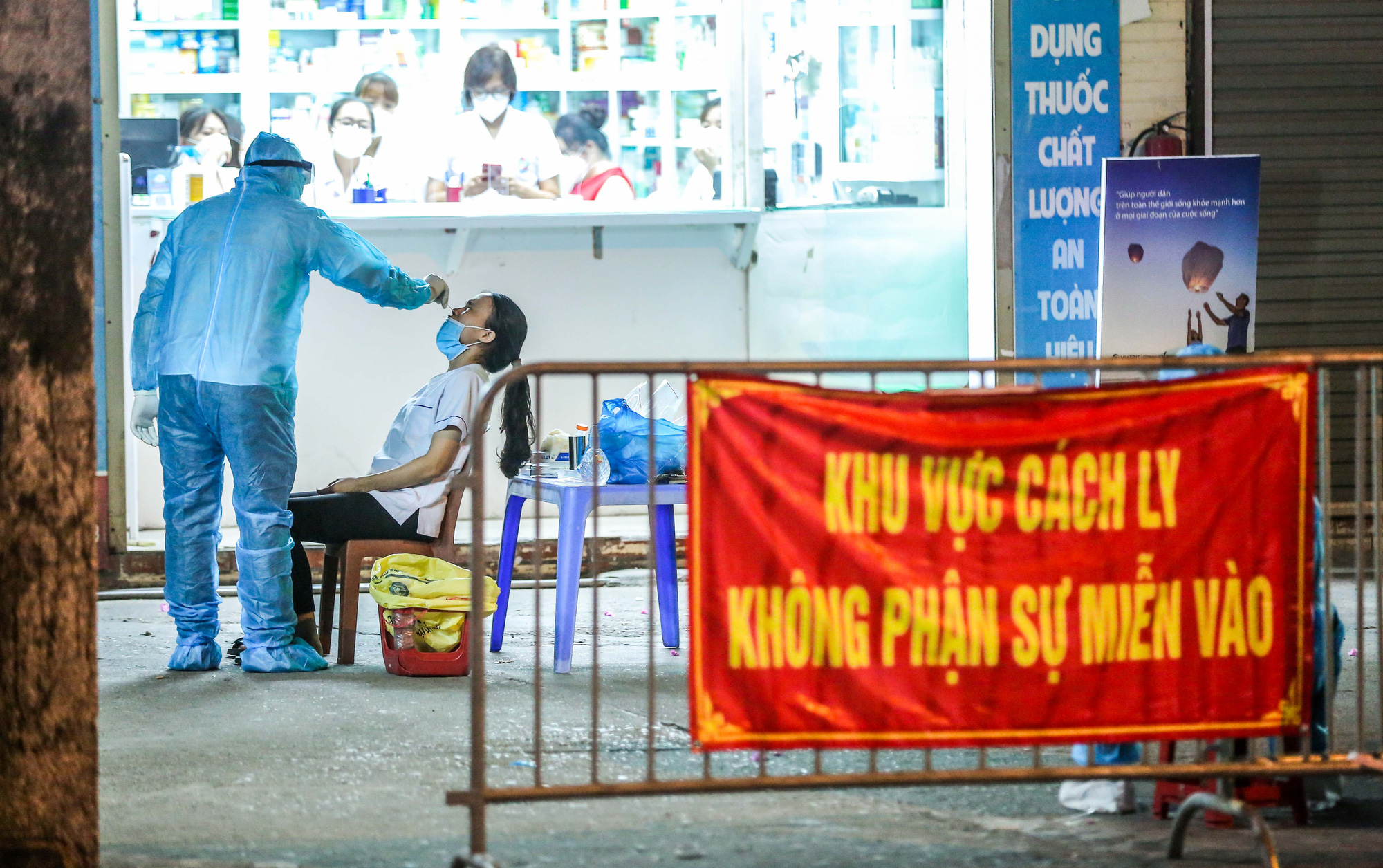 CLIP: Phong toả nhà thuốc, lấy mẫu xét nghiệm Covid-19 ngay trong đêm - Ảnh 16.