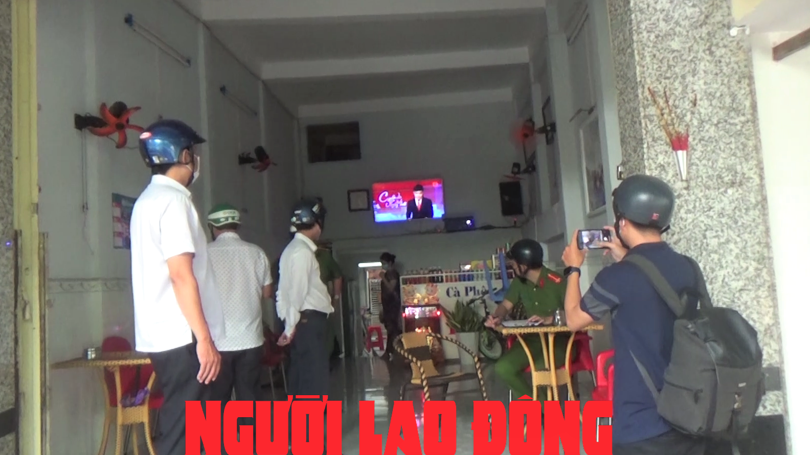 Vài hàng quán ở Bạc Liêu bất chấp lệnh giãn cách, Cần Thơ tạm giữ tài xế làm liều