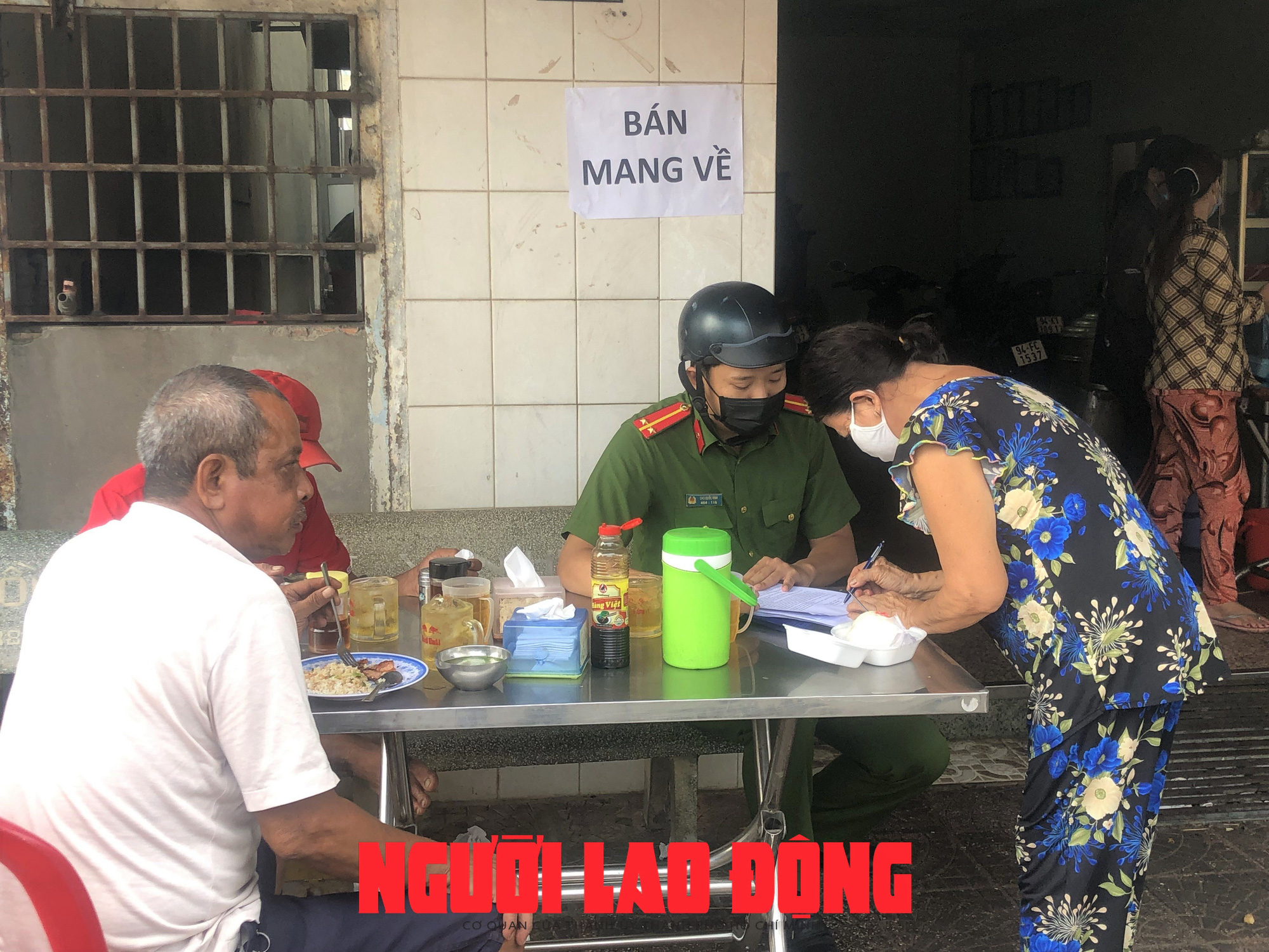 Vài hàng quán ở Bạc Liêu bất chấp lệnh giãn cách, Cần Thơ tạm giữ tài xế làm liều - Ảnh 2.