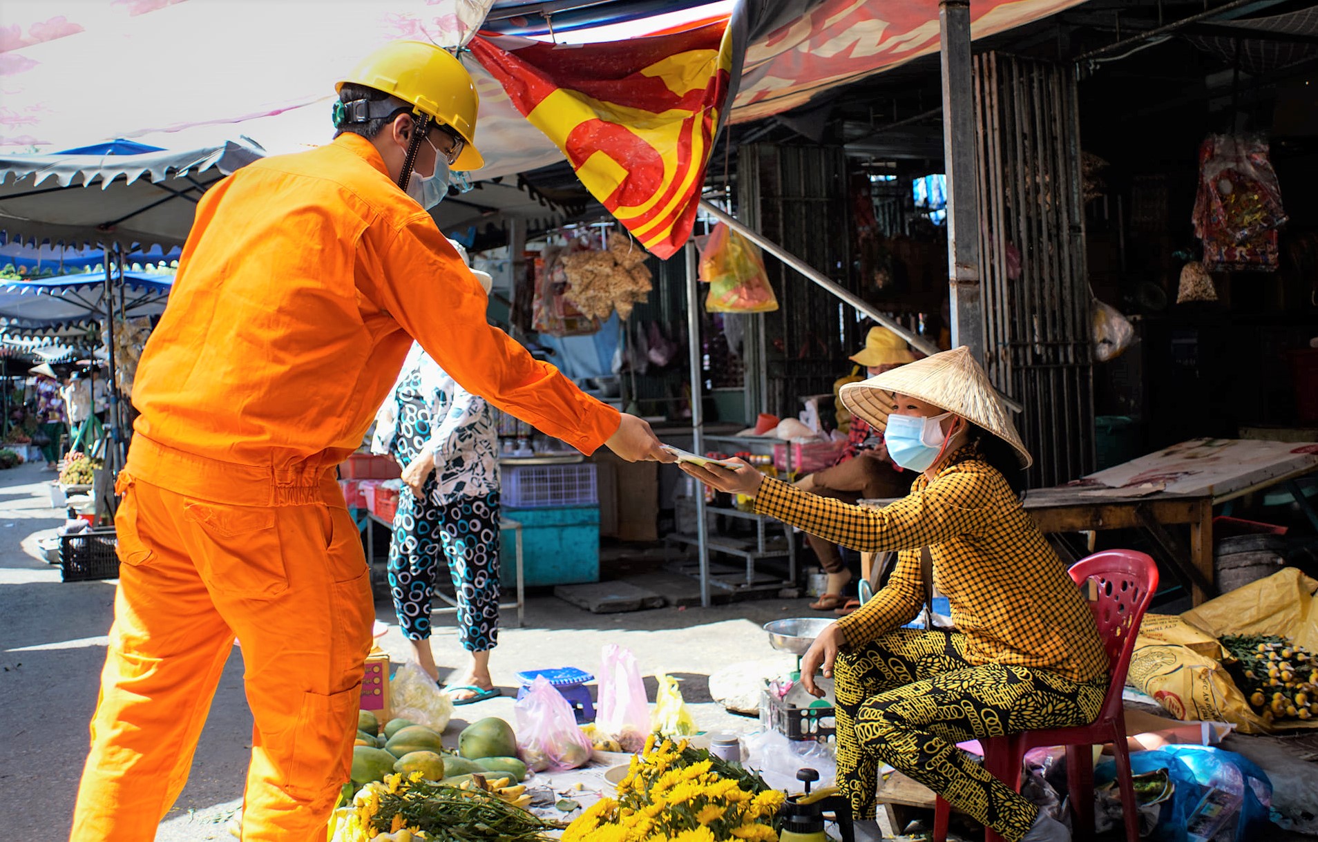 Điện lực miền Nam hướng dẫn kh&aacute;ch h&agrave;ng sử dụng điện tiết kiệm khi l&agrave;m việc tại nh&agrave; - Ảnh 2.