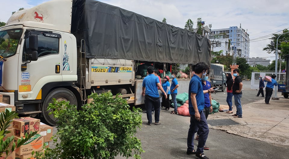 37 tấn n&ocirc;ng sản đồng h&agrave;nh c&ugrave;ng c&ocirc;ng nh&acirc;n TP HCM chống dịch - Ảnh 1.