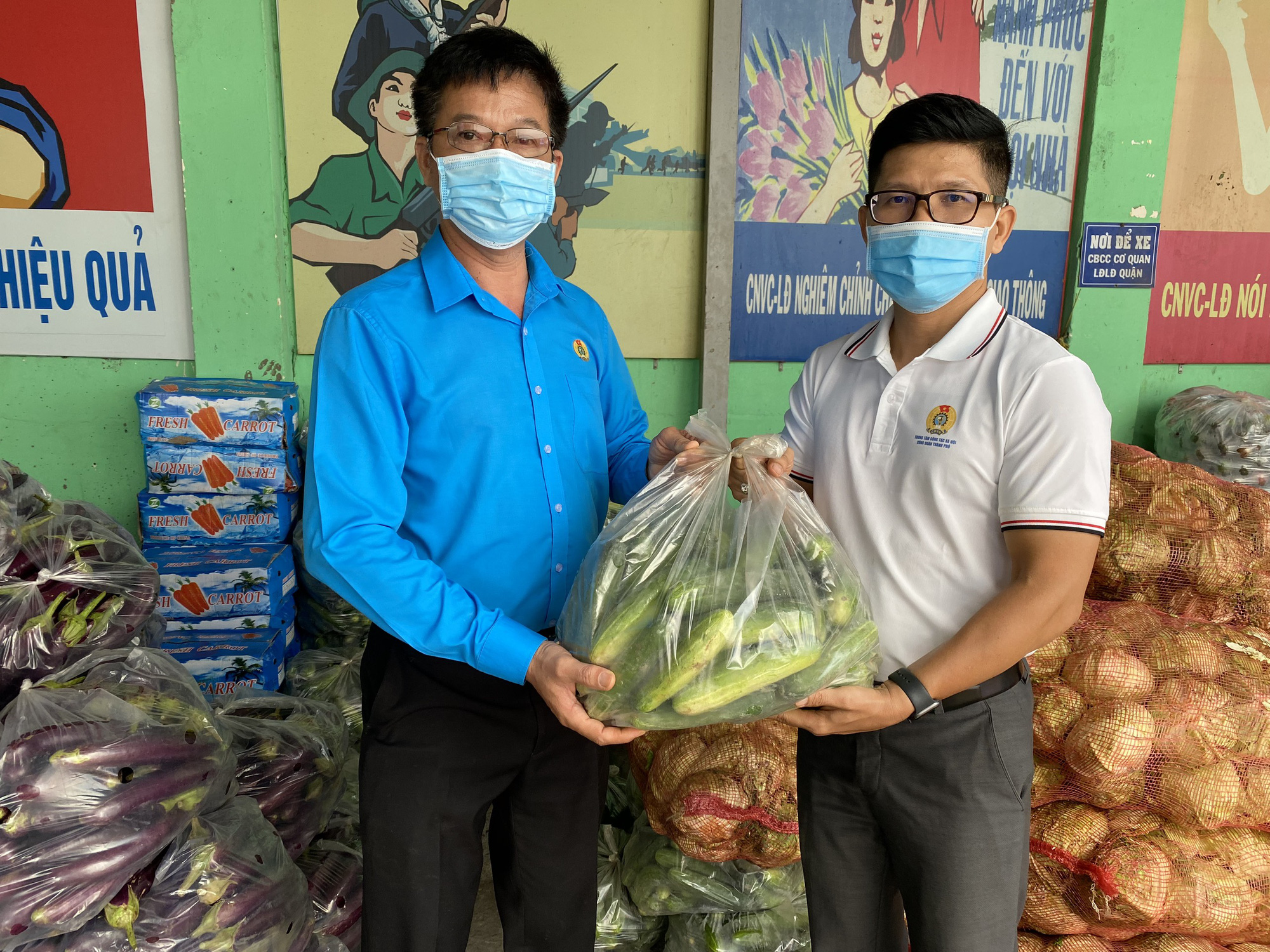 37 tấn n&ocirc;ng sản đồng h&agrave;nh c&ugrave;ng c&ocirc;ng nh&acirc;n TP HCM chống dịch - Ảnh 2.