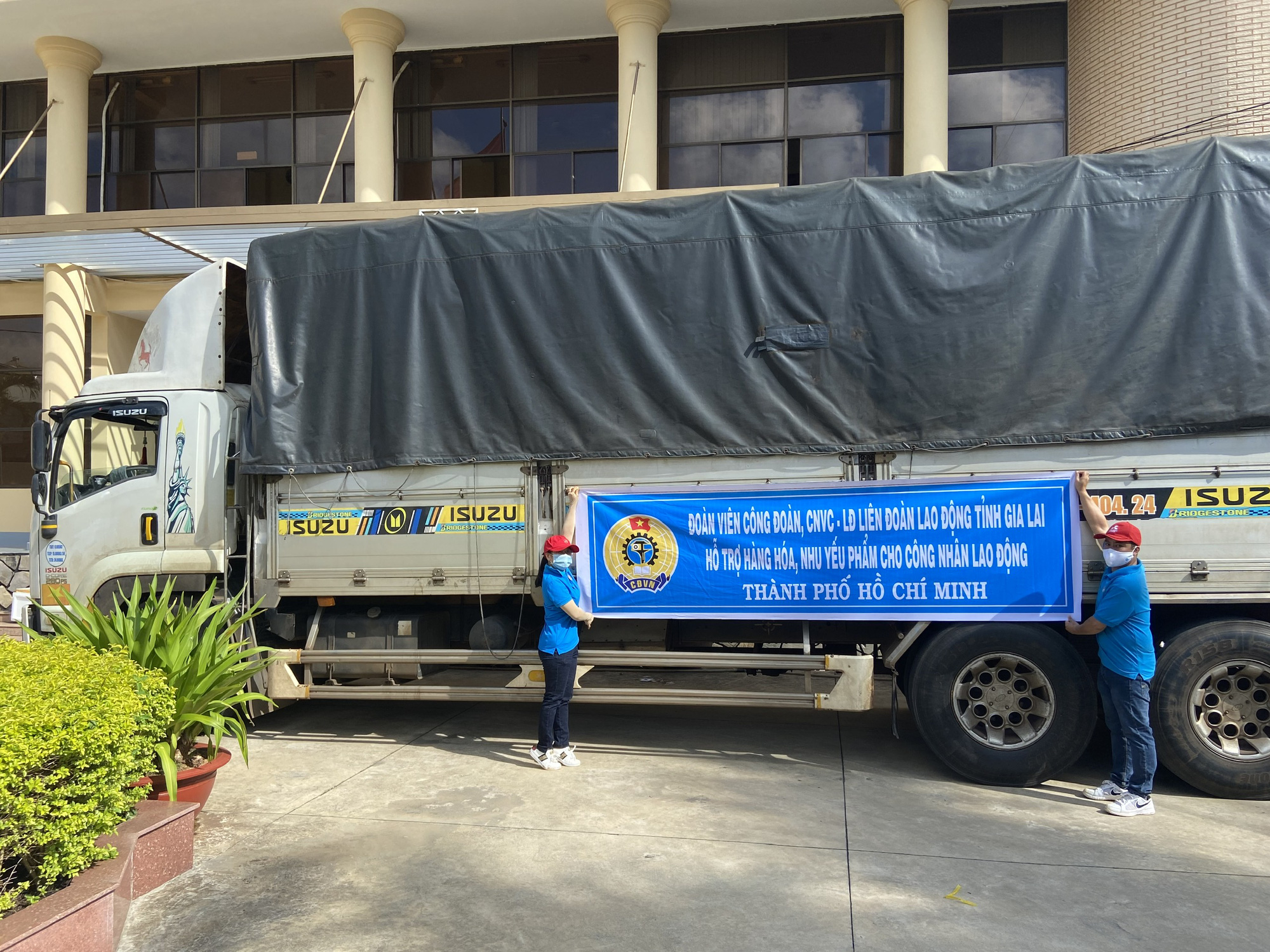 37 tấn n&ocirc;ng sản đồng h&agrave;nh c&ugrave;ng c&ocirc;ng nh&acirc;n TP HCM chống dịch - Ảnh 5.