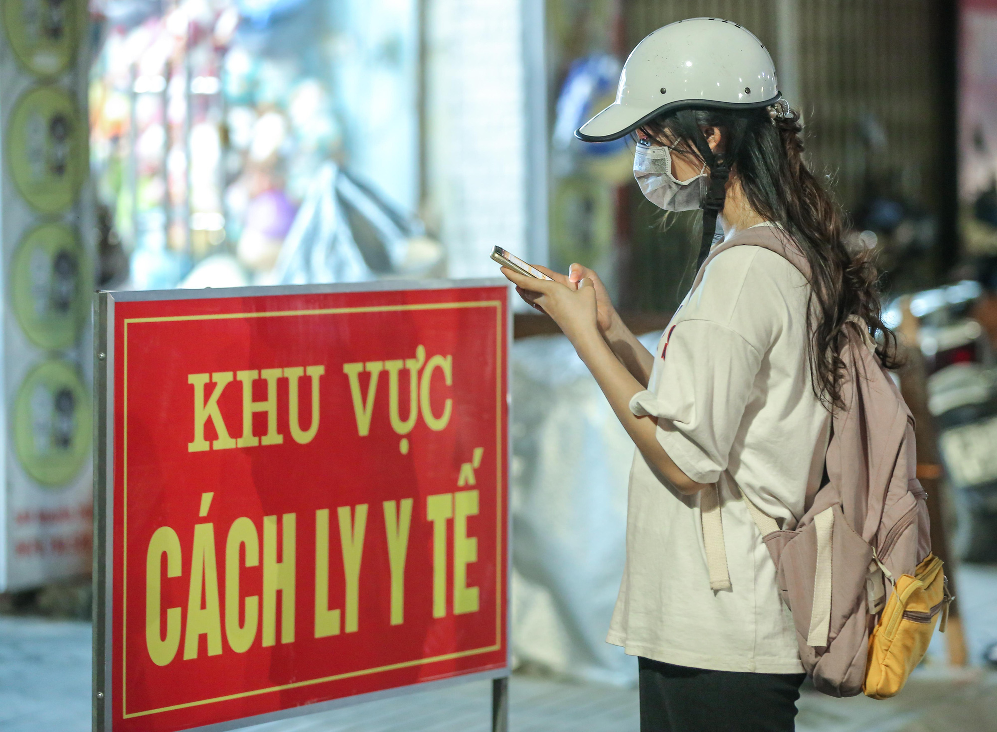 Hà Nội thêm 8 ca dương tính SARS-CoV-2, liên quan 5 chùm ca bệnh - Ảnh 1.