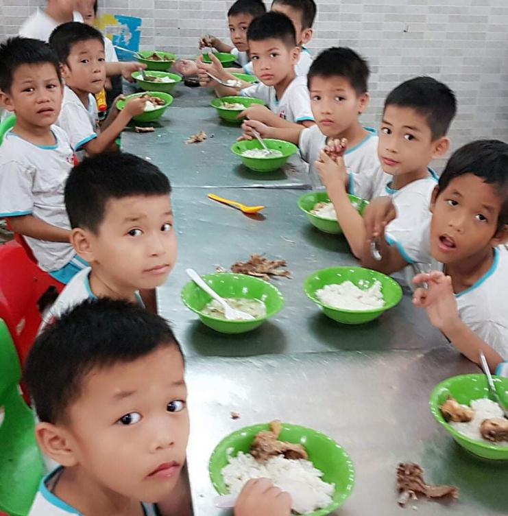 Ấm l&ograve;ng triệu bữa ăn dinh dưỡng cho trẻ em ngh&egrave;o m&ugrave;a dịch Covid-19 - Ảnh 1.