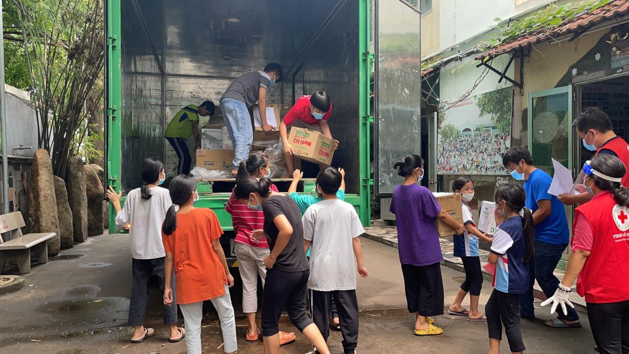 Ấm l&ograve;ng triệu bữa ăn dinh dưỡng cho trẻ em ngh&egrave;o m&ugrave;a dịch Covid-19 - Ảnh 2.
