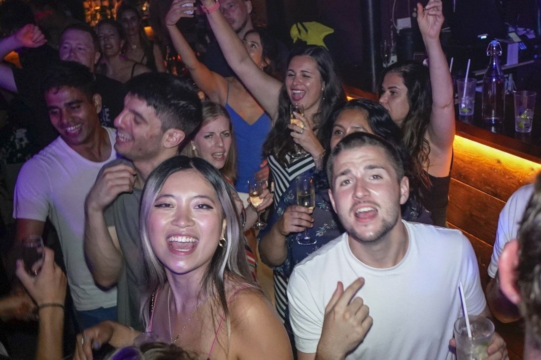 D&acirc;n London chịu hết nổi, nhảy m&uacute;a th&acirc;u đ&ecirc;m trong Ng&agrave;y Tự do - Ảnh 7.