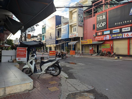 Ph&aacute;t hiện 2 ca l&acirc;y nhiễm cộng đồng, B&igrave;nh Định gi&atilde;n c&aacute;ch x&atilde; hội to&agrave;n thị x&atilde; An Nhơn - Ảnh 1.