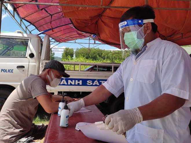 B&igrave;nh Định: Ph&aacute;t hiện nhiều t&agrave;i xế xe tải đường d&agrave;i dương t&iacute;nh SARS-CoV-2 - Ảnh 1.