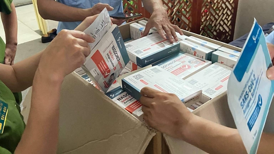 Kiểm tra cơ sở xoa bóp bấm huyệt, phát hiện 3.100 que test Covid-19 không rõ nguồn gốc