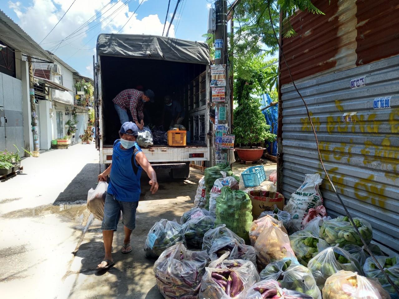 Thực phẩm miễn ph&iacute; c&ugrave;ng cả nước chống dịch đến với người d&acirc;n quận 1 v&agrave; huyện Nh&agrave; B&egrave; - Ảnh 6.