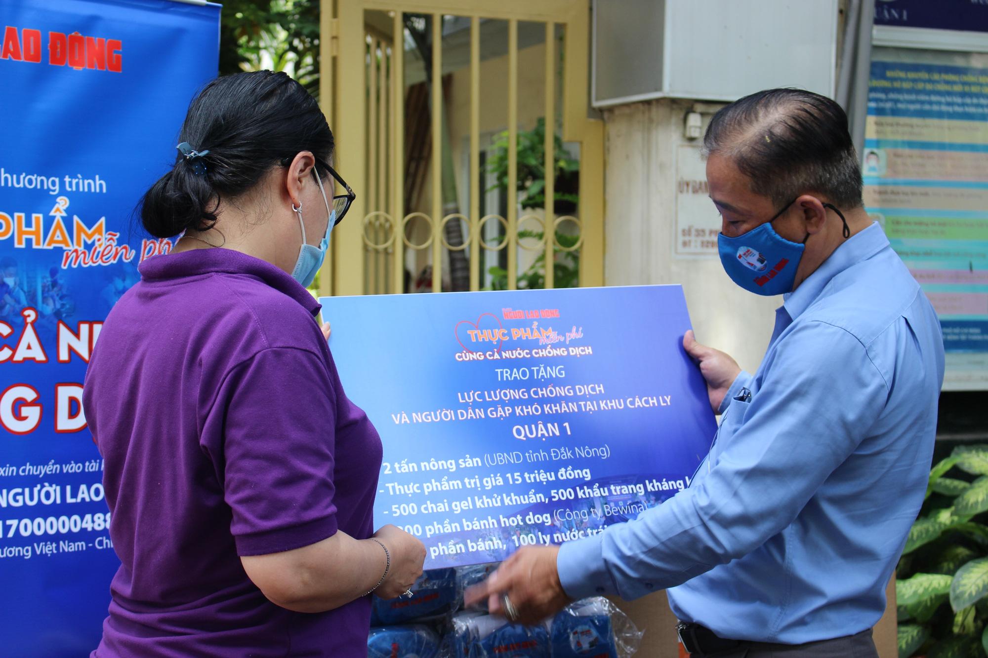 Thực phẩm miễn ph&iacute; c&ugrave;ng cả nước chống dịch đến với người d&acirc;n quận 1 v&agrave; huyện Nh&agrave; B&egrave; - Ảnh 3.