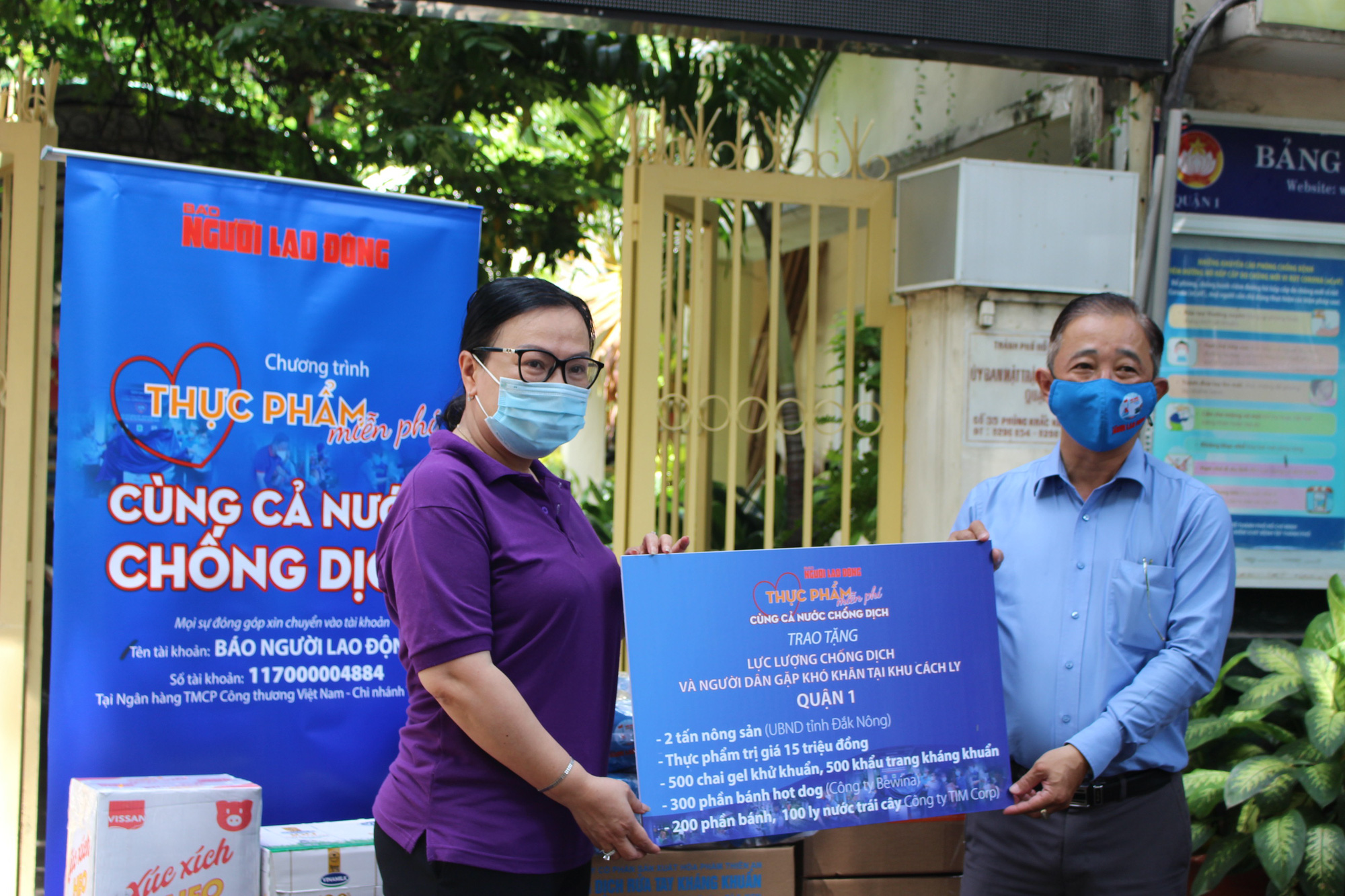 Thực phẩm miễn ph&iacute; c&ugrave;ng cả nước chống dịch đến với người d&acirc;n quận 1 v&agrave; huyện Nh&agrave; B&egrave; - Ảnh 2.