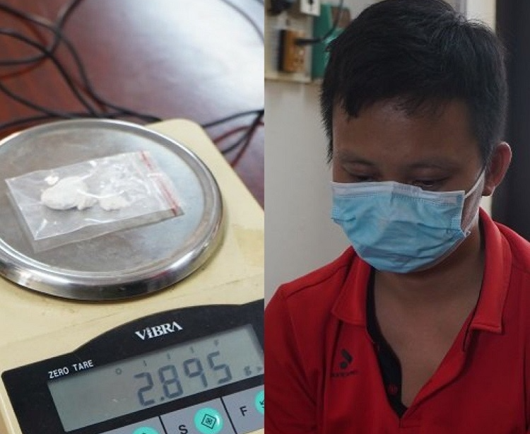 Đi ôtô gặp công an, nam giáo viên liền nuốt ma túy vào bụng