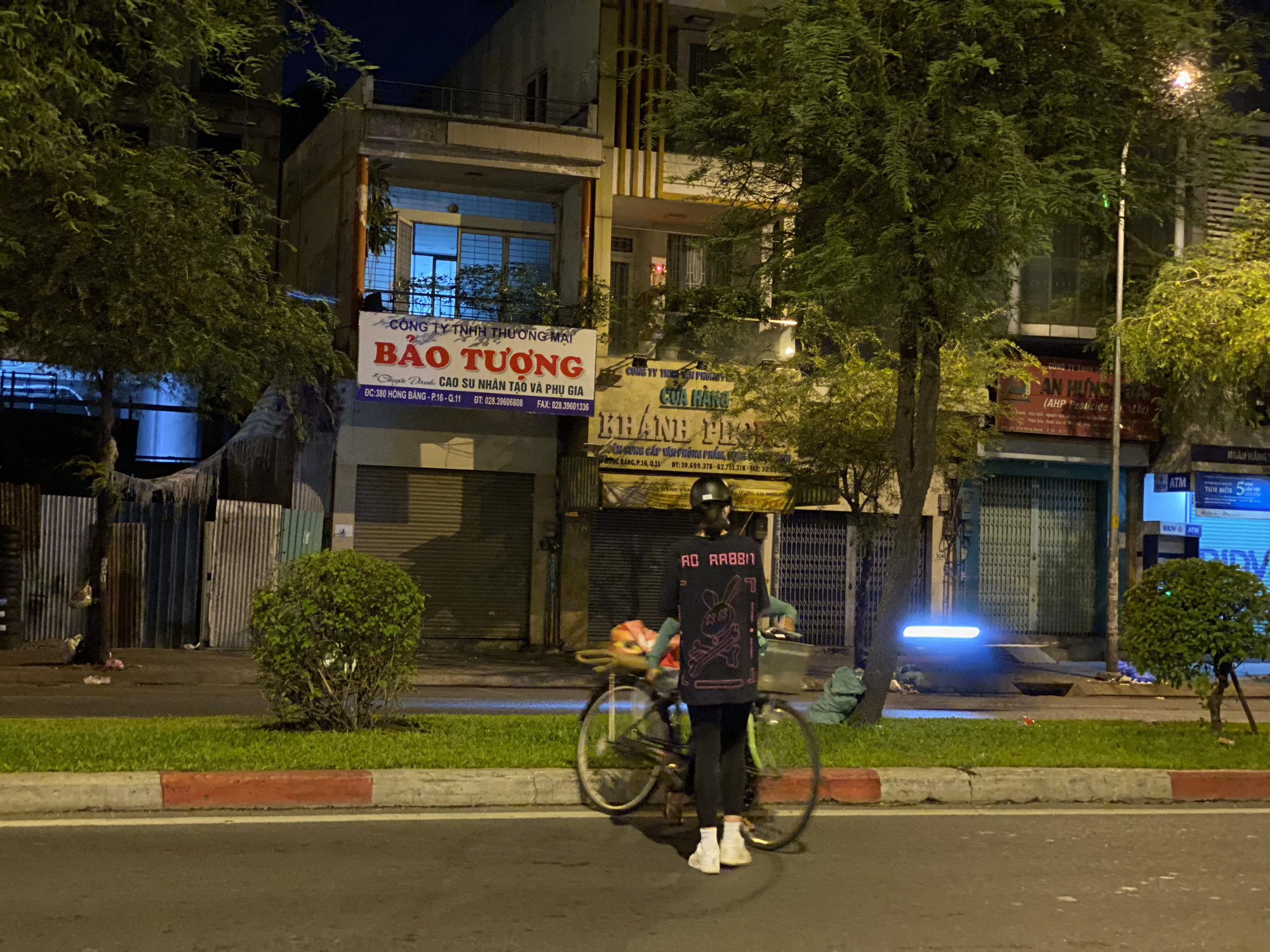 Nửa đ&ecirc;m, hoa hậu Trần Tiểu Vy lang thang ngo&agrave;i phố t&igrave;m người ngh&egrave;o - Ảnh 4.