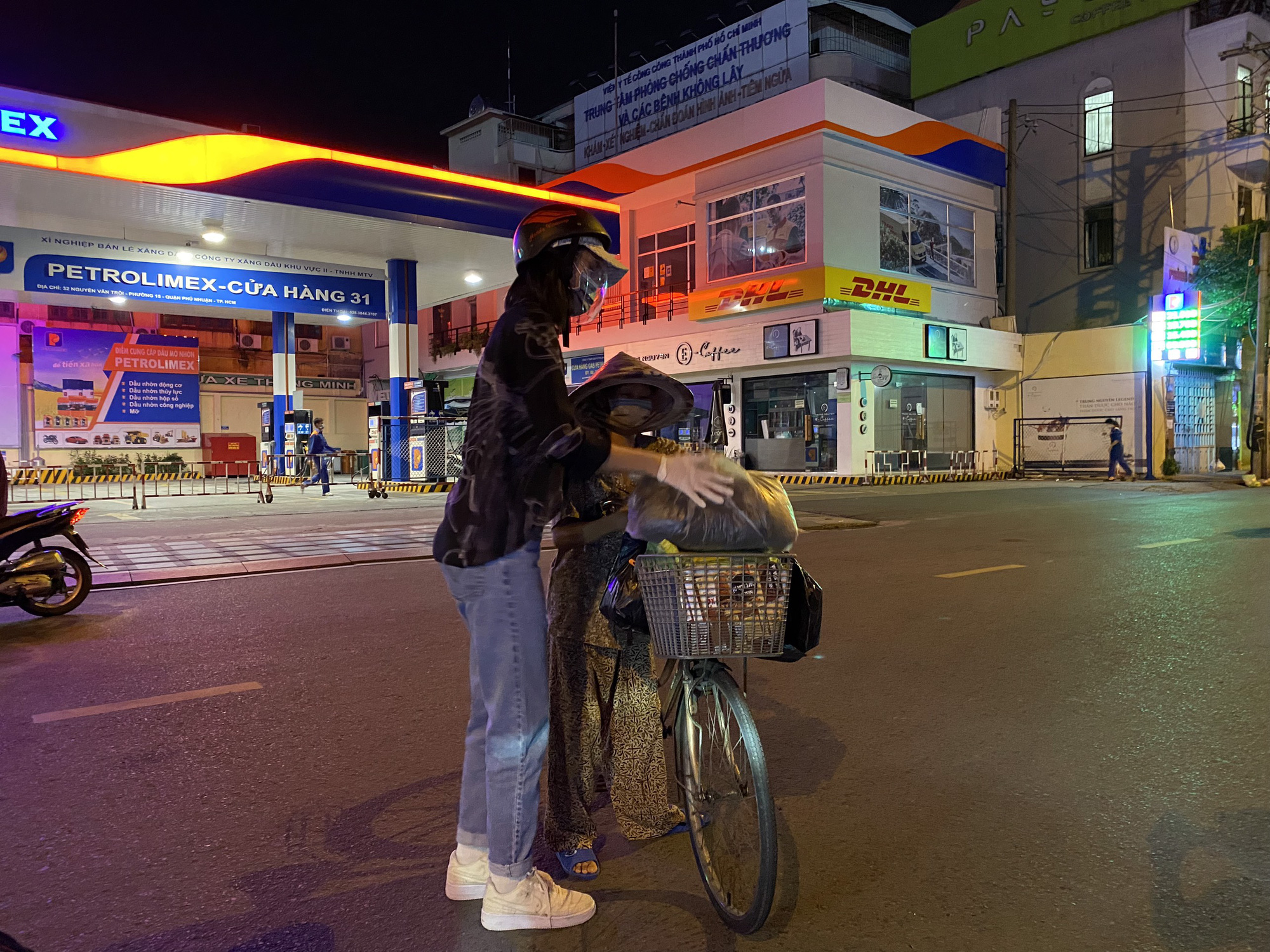 Nửa đ&ecirc;m, hoa hậu Trần Tiểu Vy lang thang ngo&agrave;i phố t&igrave;m người ngh&egrave;o - Ảnh 7.