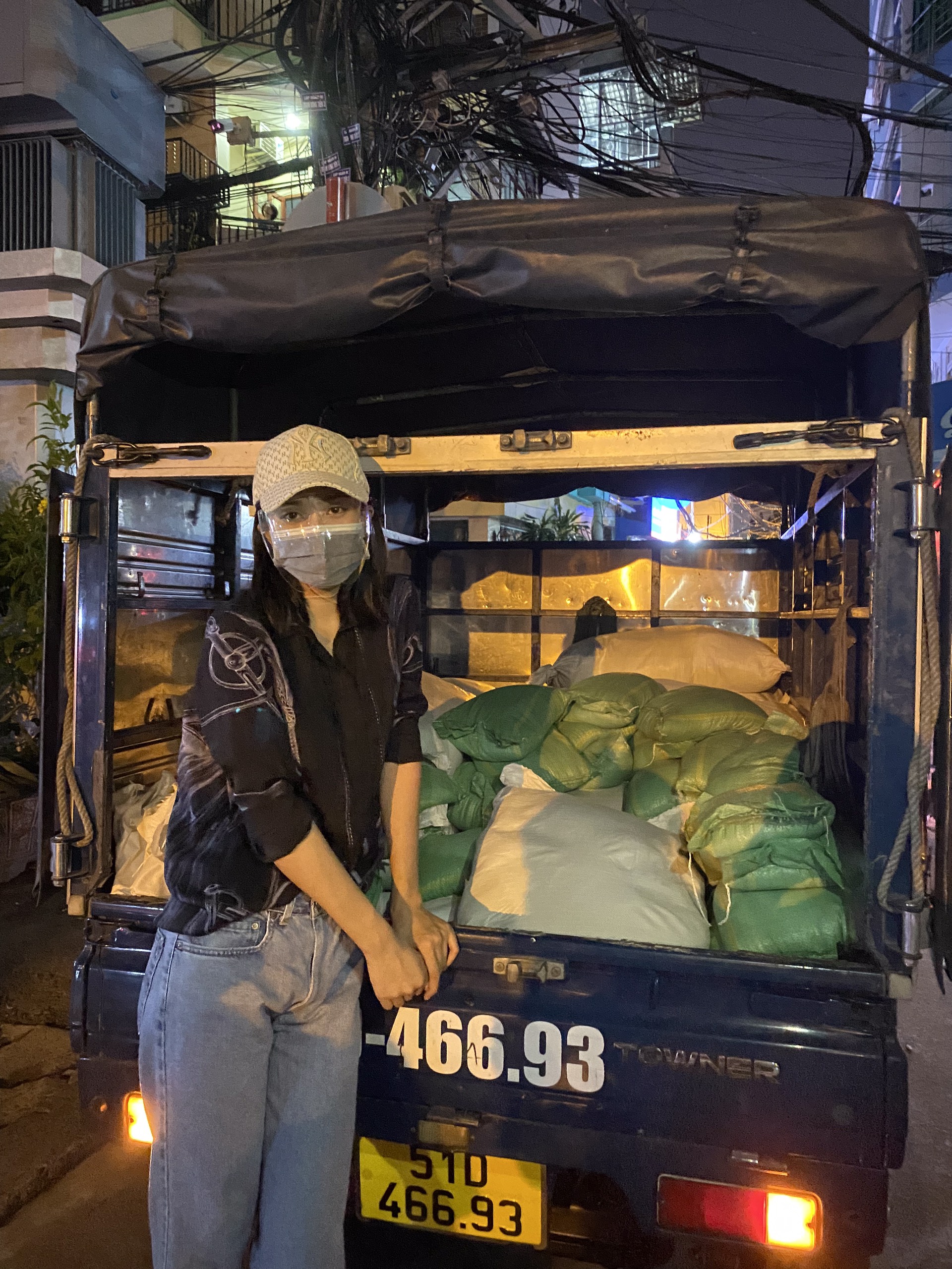Nửa đ&ecirc;m, hoa hậu Trần Tiểu Vy lang thang ngo&agrave;i phố t&igrave;m người ngh&egrave;o - Ảnh 2.