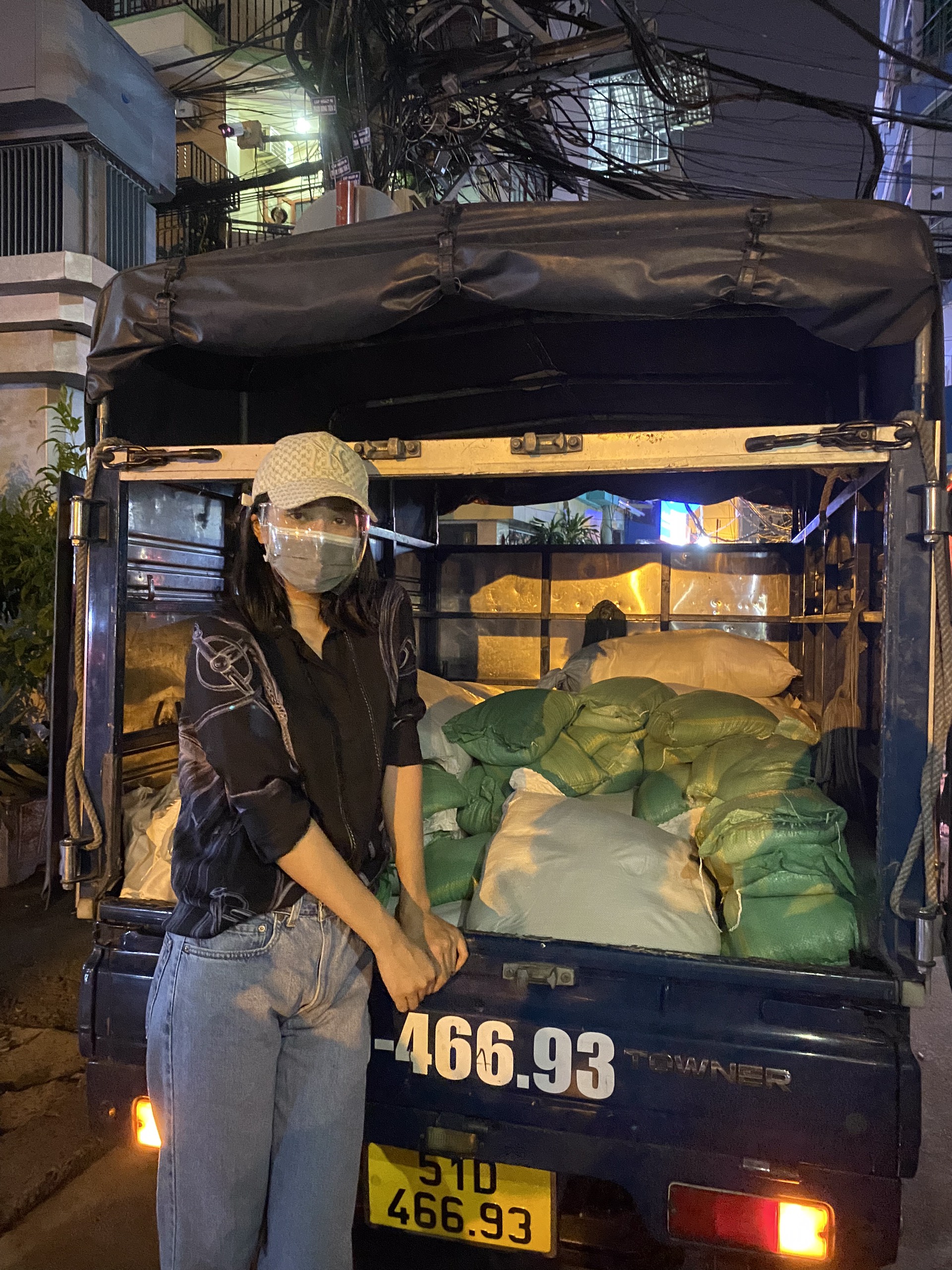 Nửa đ&ecirc;m, hoa hậu Trần Tiểu Vy lang thang ngo&agrave;i phố t&igrave;m người ngh&egrave;o - Ảnh 6.