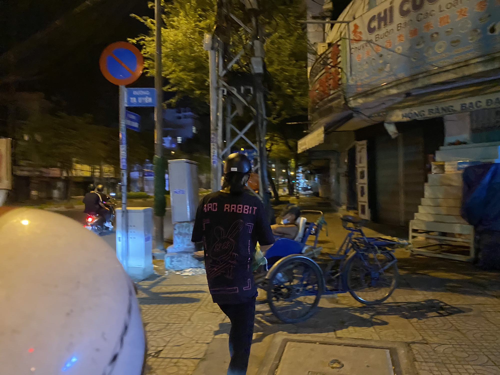 Nửa đ&ecirc;m, hoa hậu Trần Tiểu Vy lang thang ngo&agrave;i phố t&igrave;m người ngh&egrave;o - Ảnh 5.