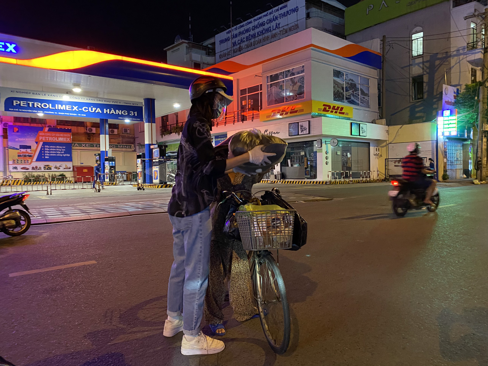 Nửa đ&ecirc;m, hoa hậu Trần Tiểu Vy lang thang ngo&agrave;i phố t&igrave;m người ngh&egrave;o - Ảnh 3.