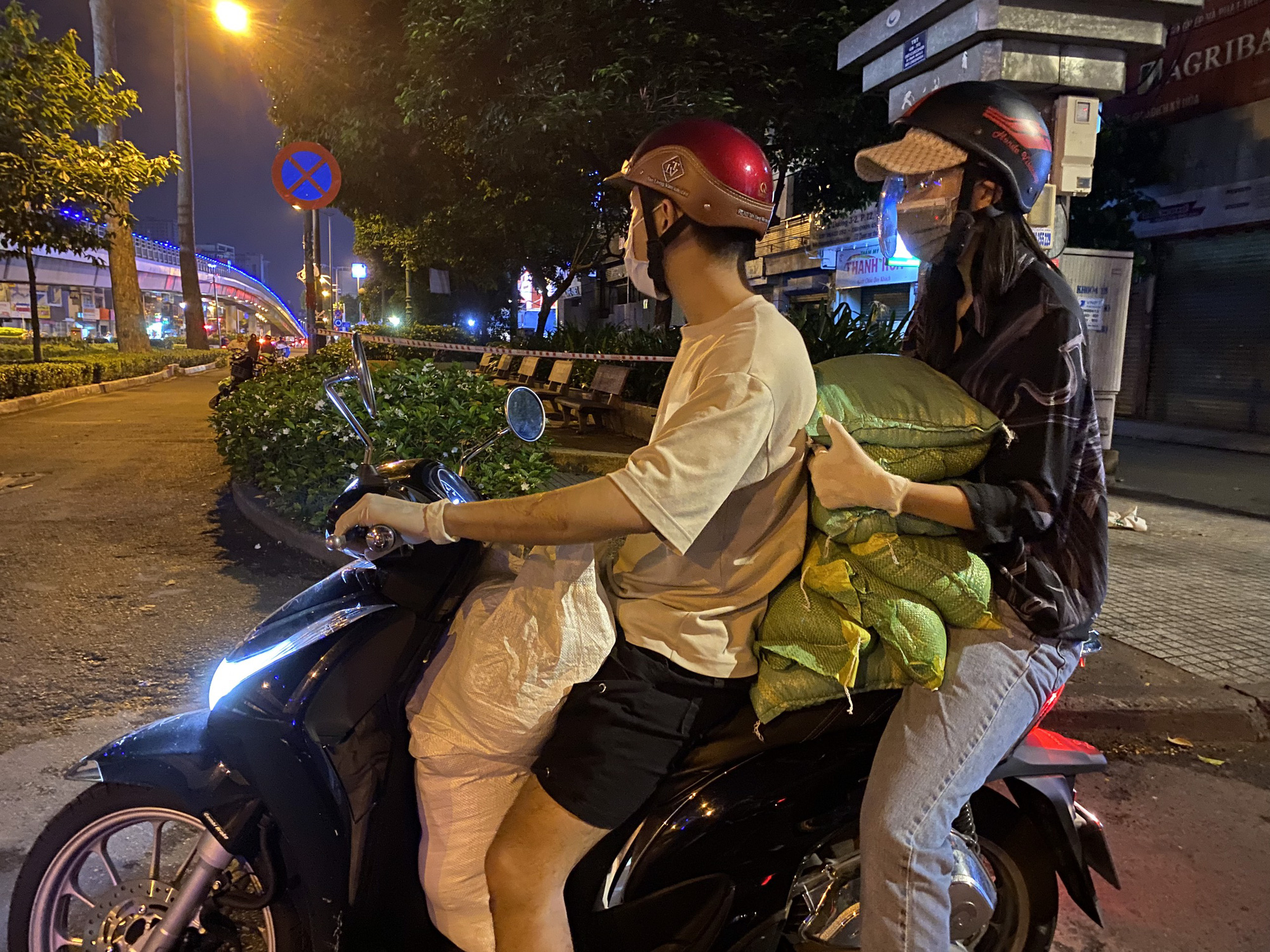 Nửa đ&ecirc;m, hoa hậu Trần Tiểu Vy lang thang ngo&agrave;i phố t&igrave;m người ngh&egrave;o - Ảnh 1.