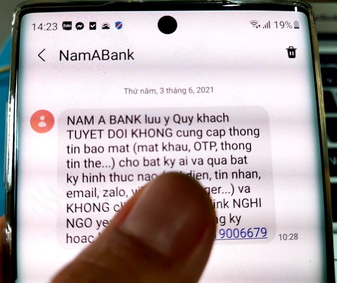 Dùng chữ ký, con dấu giả lừa tiền trong tài khoản ngân hàng