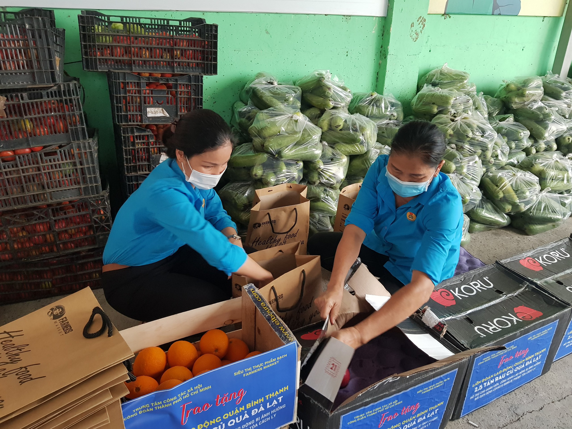 Bà con nông dân tỉnh Lâm Đồng tặng rau củ quả cho người lao động bị cách ly