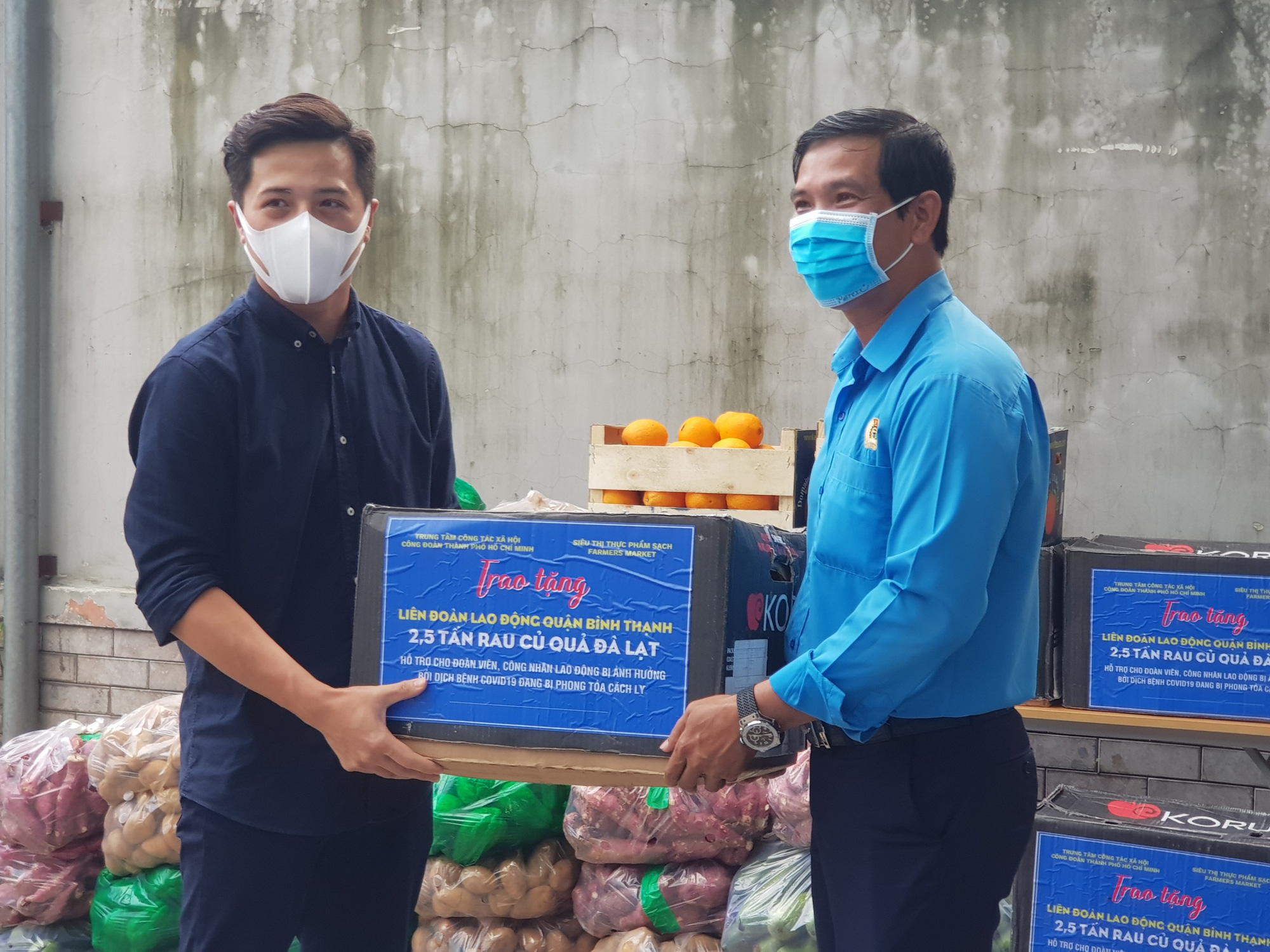 B&agrave; con n&ocirc;ng d&acirc;n tỉnh L&acirc;m Đồng tặng rau củ quả cho người lao động bị c&aacute;ch ly  - Ảnh 1.