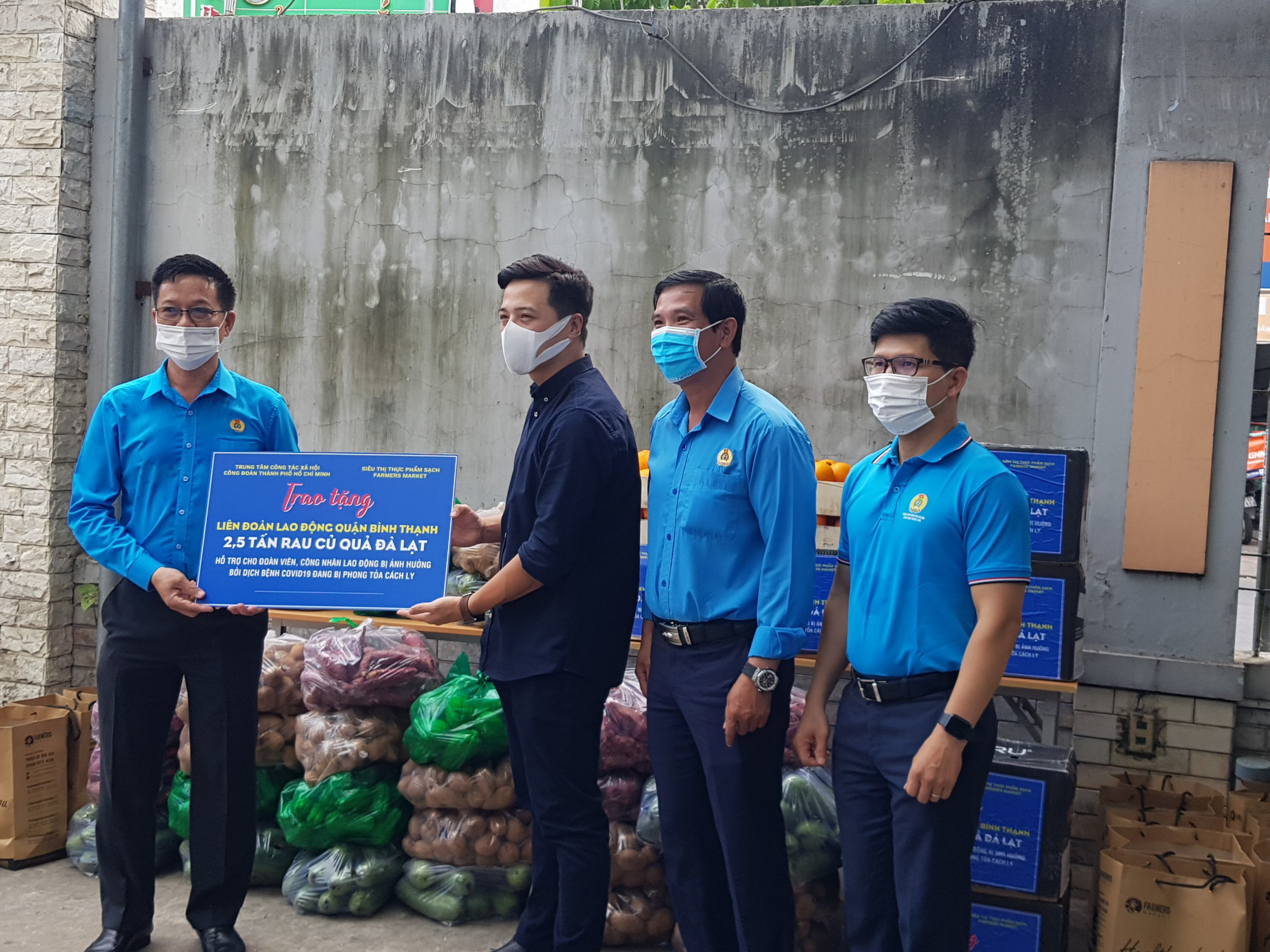 B&agrave; con n&ocirc;ng d&acirc;n tỉnh L&acirc;m Đồng tặng rau củ quả cho người lao động bị c&aacute;ch ly  - Ảnh 2.