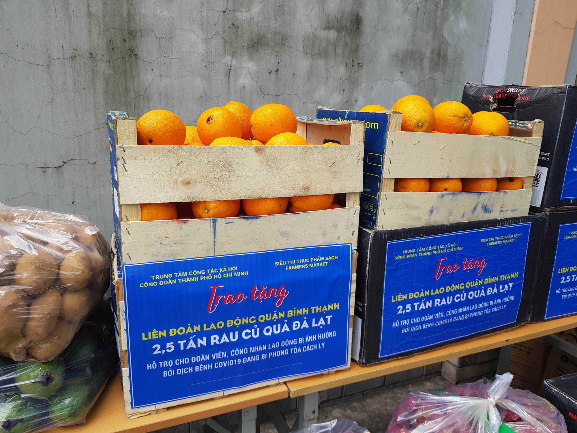 B&agrave; con n&ocirc;ng d&acirc;n tỉnh L&acirc;m Đồng tặng rau củ quả cho người lao động bị c&aacute;ch ly  - Ảnh 3.